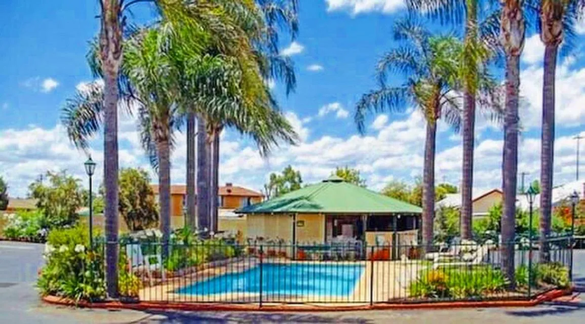 Patio in Town and Country Motor Inn