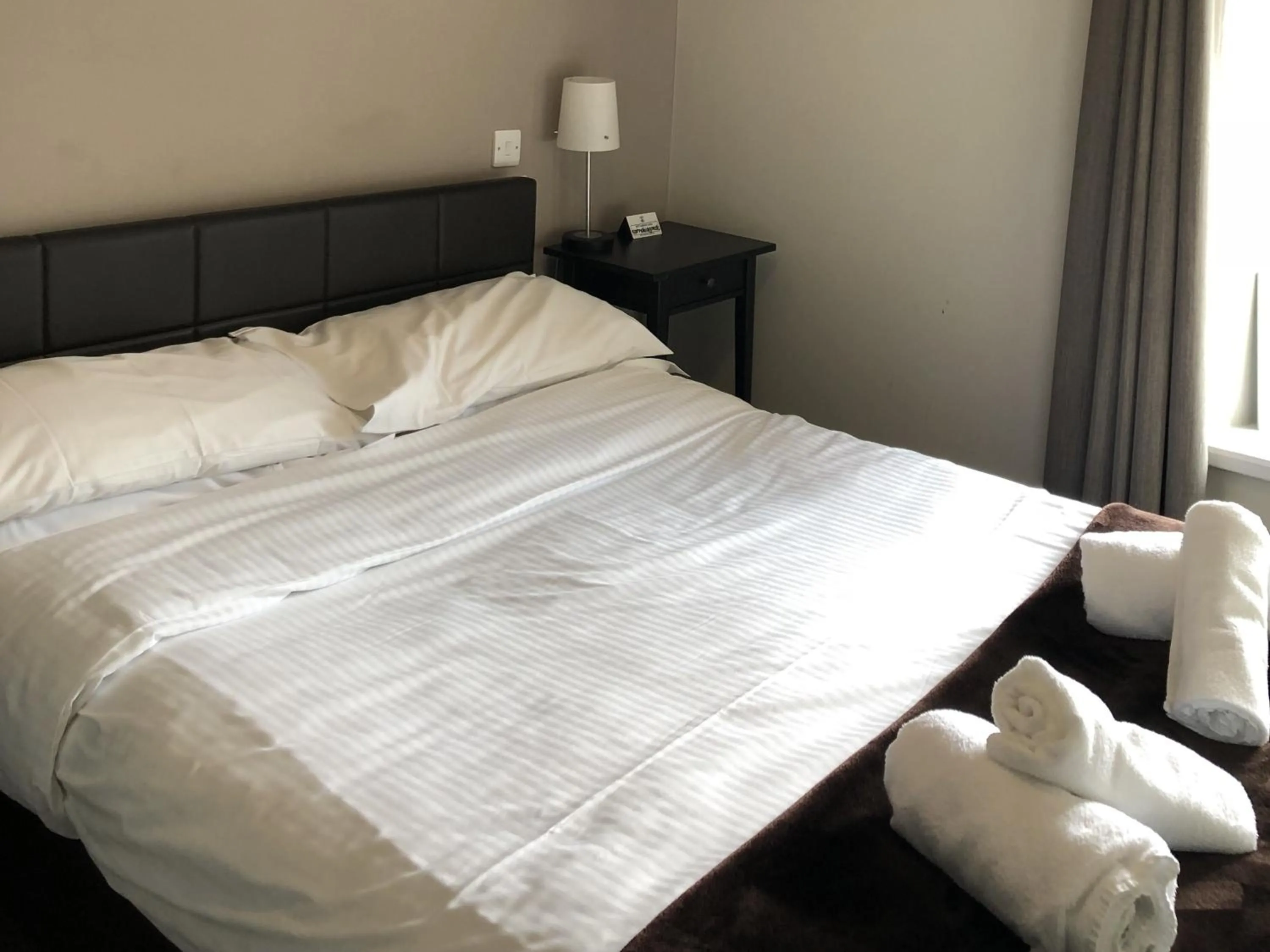 Bathroom, Bed in The Cornubia Inn