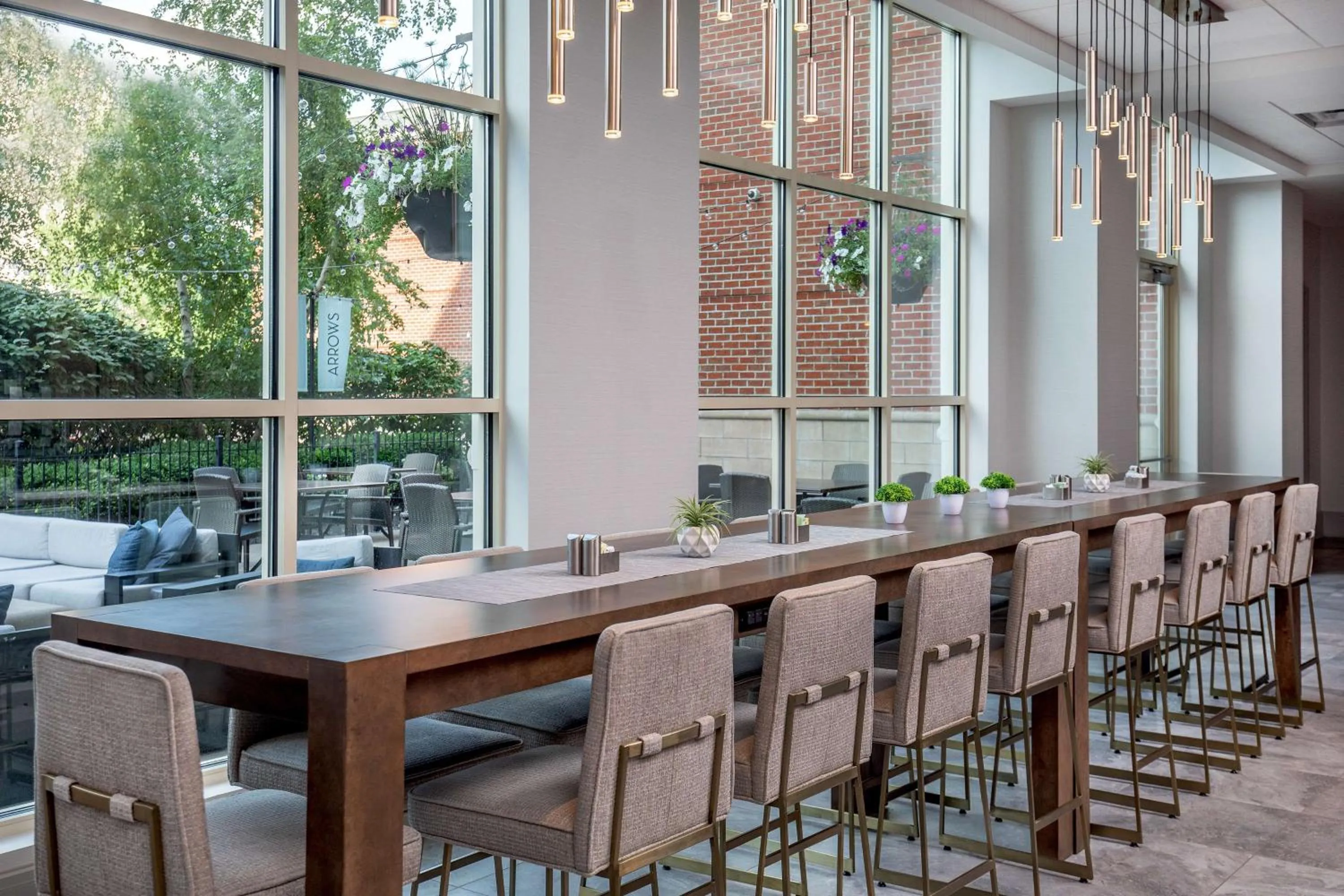 Restaurant/places to eat in Hilton Columbus/Polaris