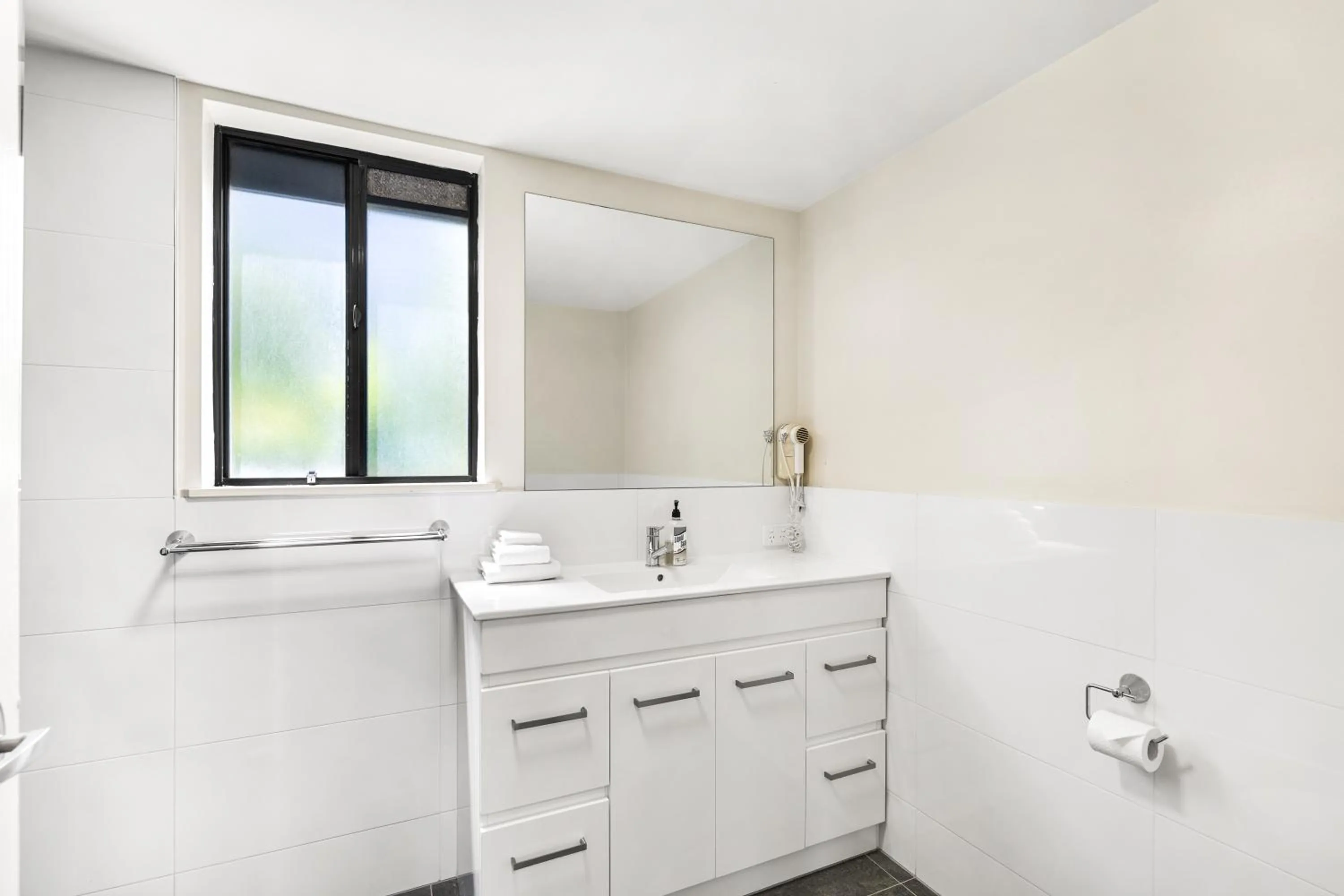 Bathroom in Belaire Place Motel Apartments