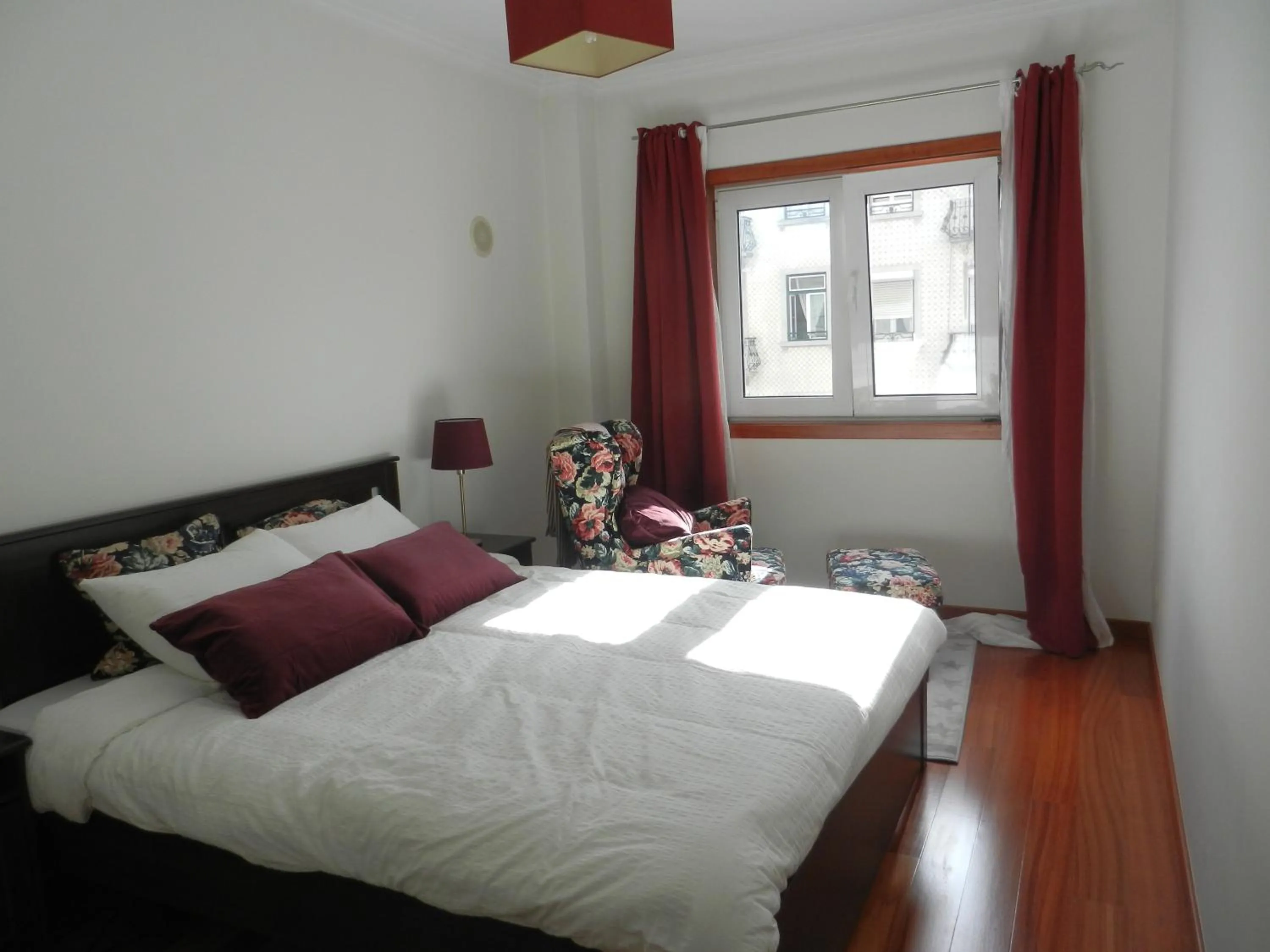 Photo of the whole room, Bed in luxury lisbon apartment T2
