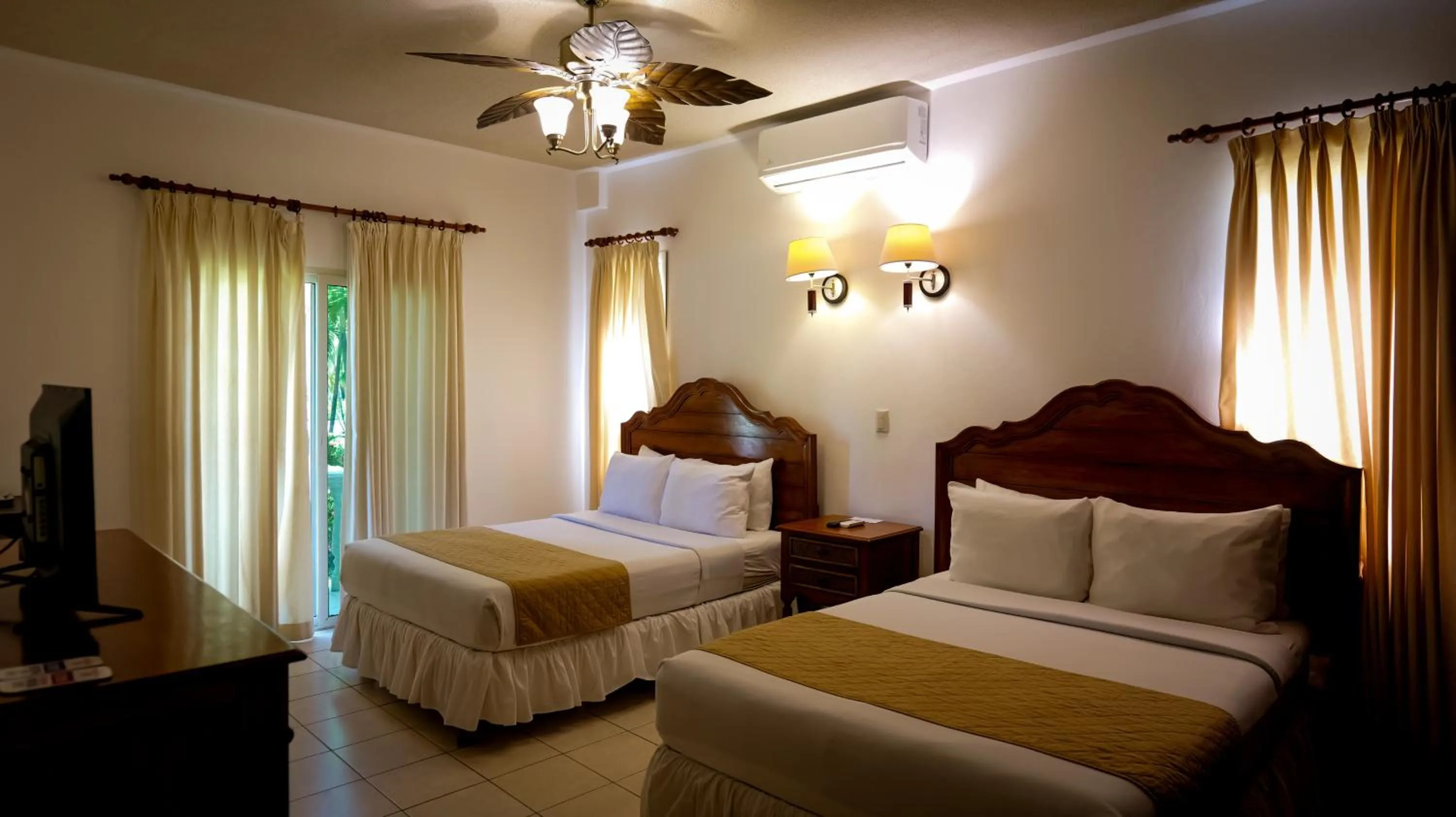 Bedroom, Bed in La Ensenada Beach Resort