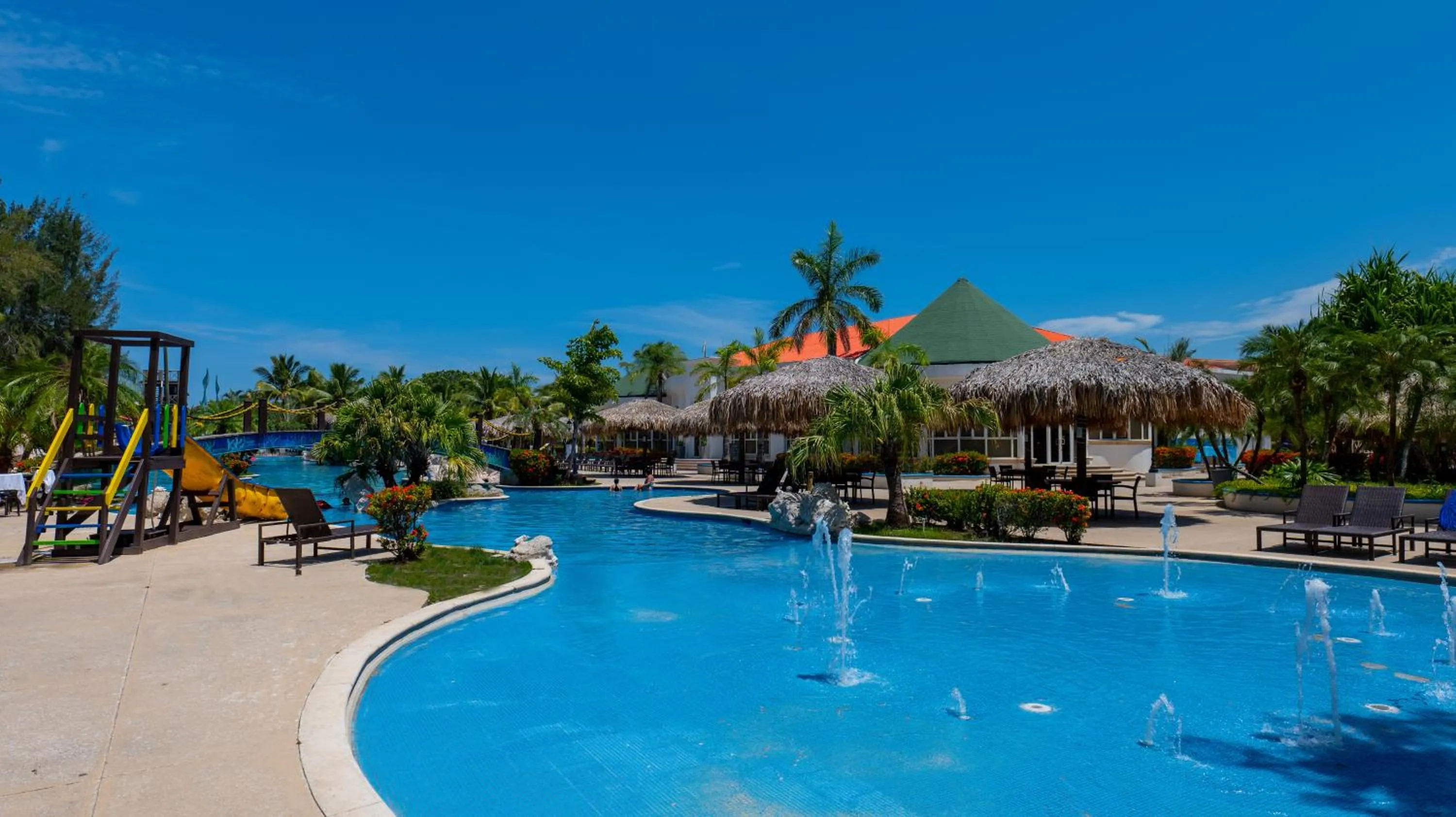 Swimming pool in La Ensenada Beach Resort