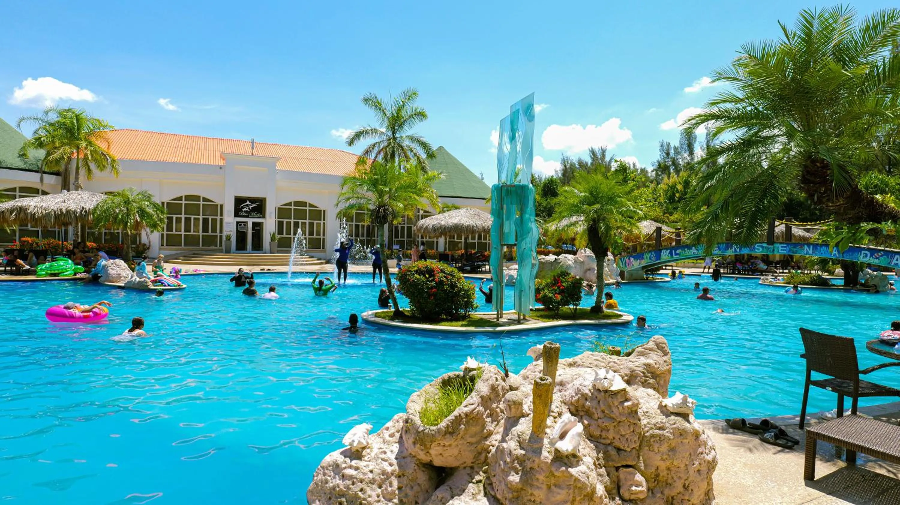 Swimming pool in La Ensenada Beach Resort