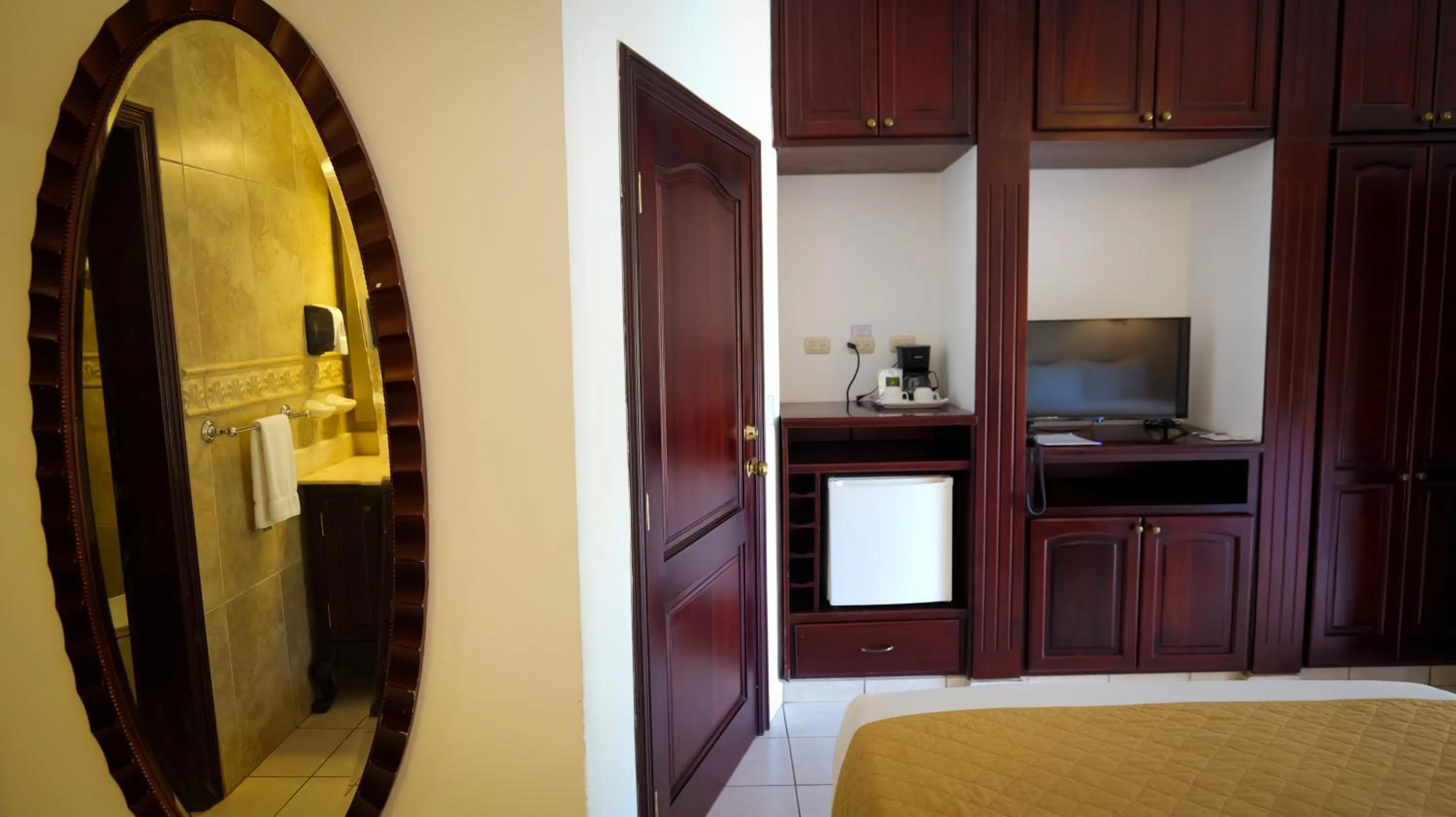 wardrobe, Bed in La Ensenada Beach Resort