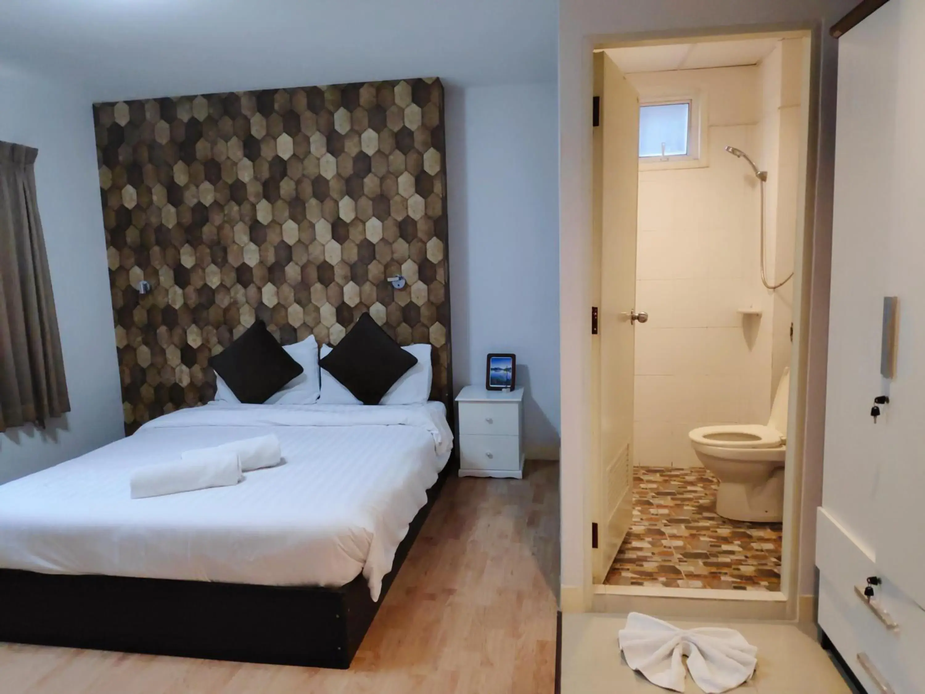 Toilet, Bed in Tim Place - BTS Phra Khanong Toilet, Bed in Tim Place - BTS Phra Khanong