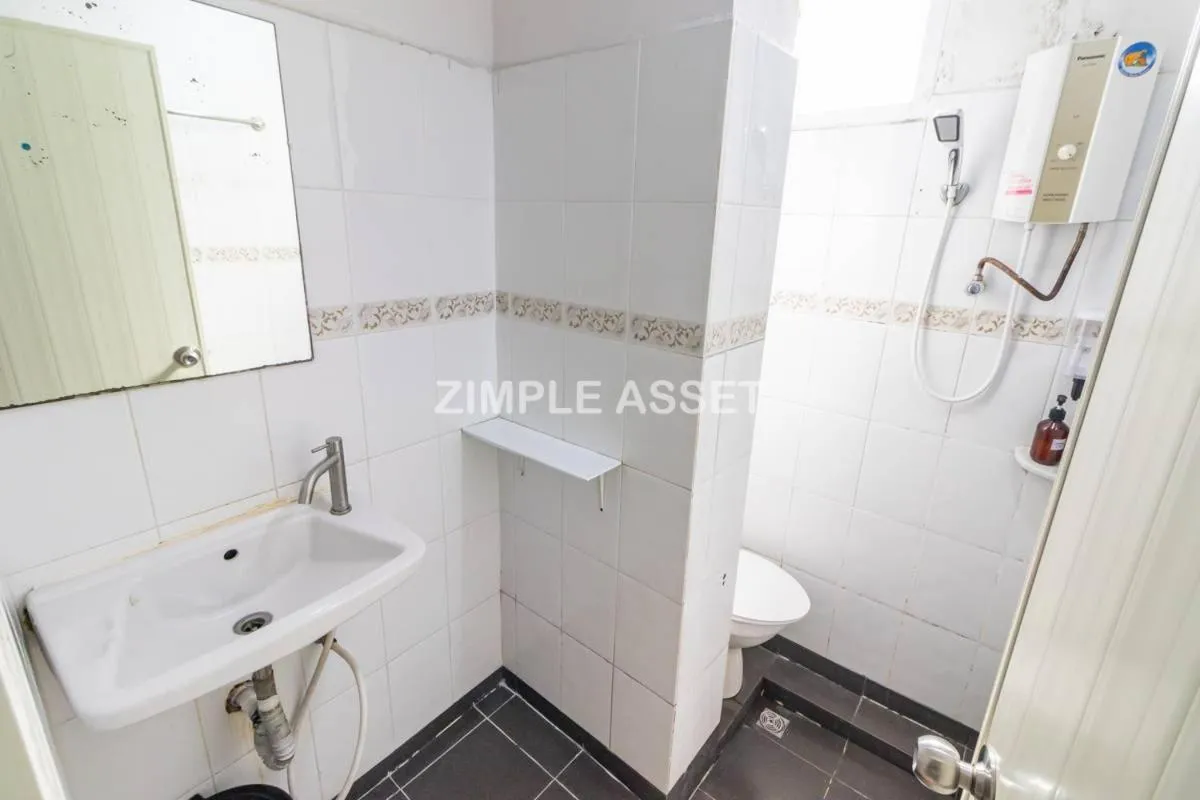 Shower in Tim Place - BTS Phra Khanong