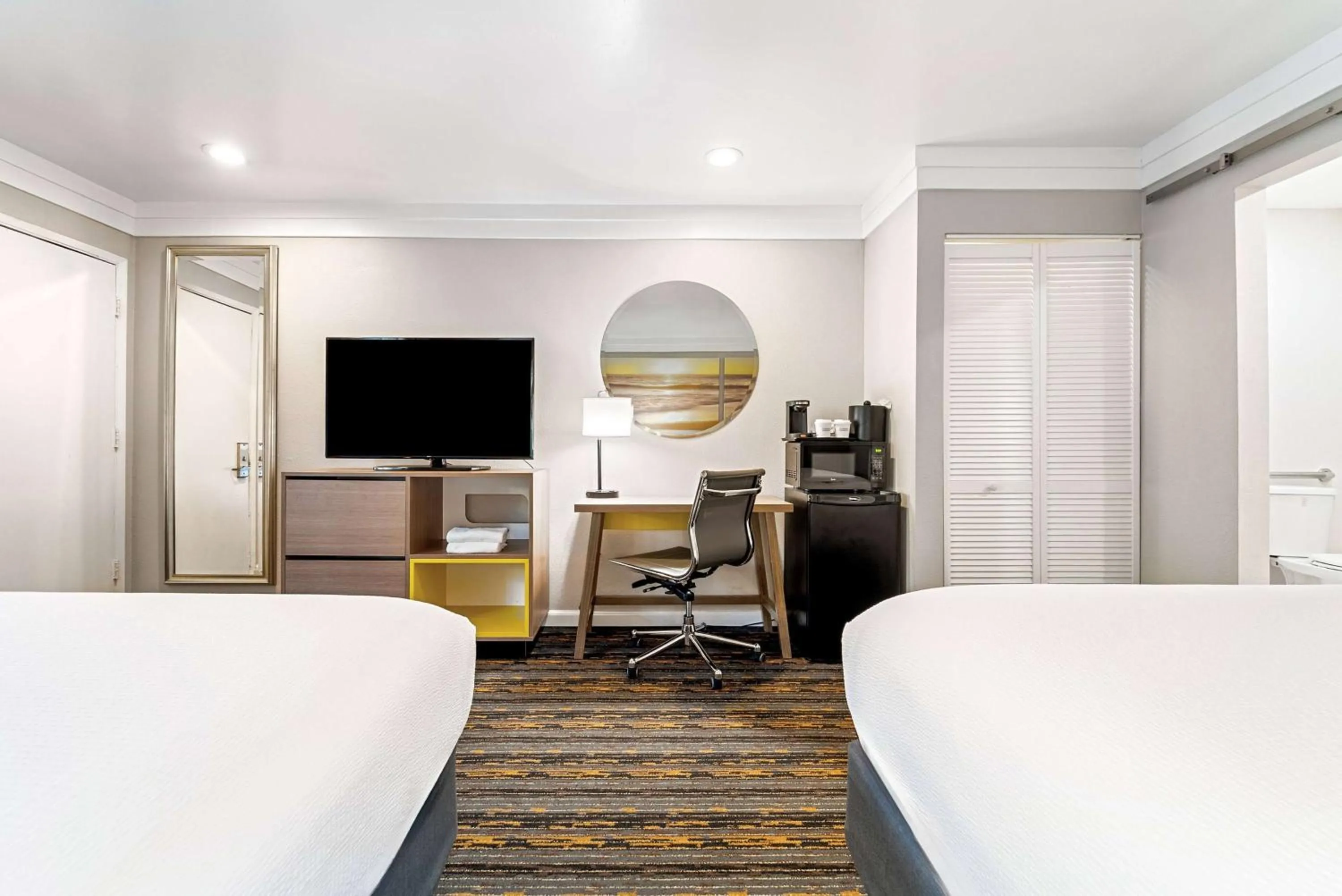 Photo of the whole room, Bed in Days Inn by Wyndham San Diego Hotel Circle