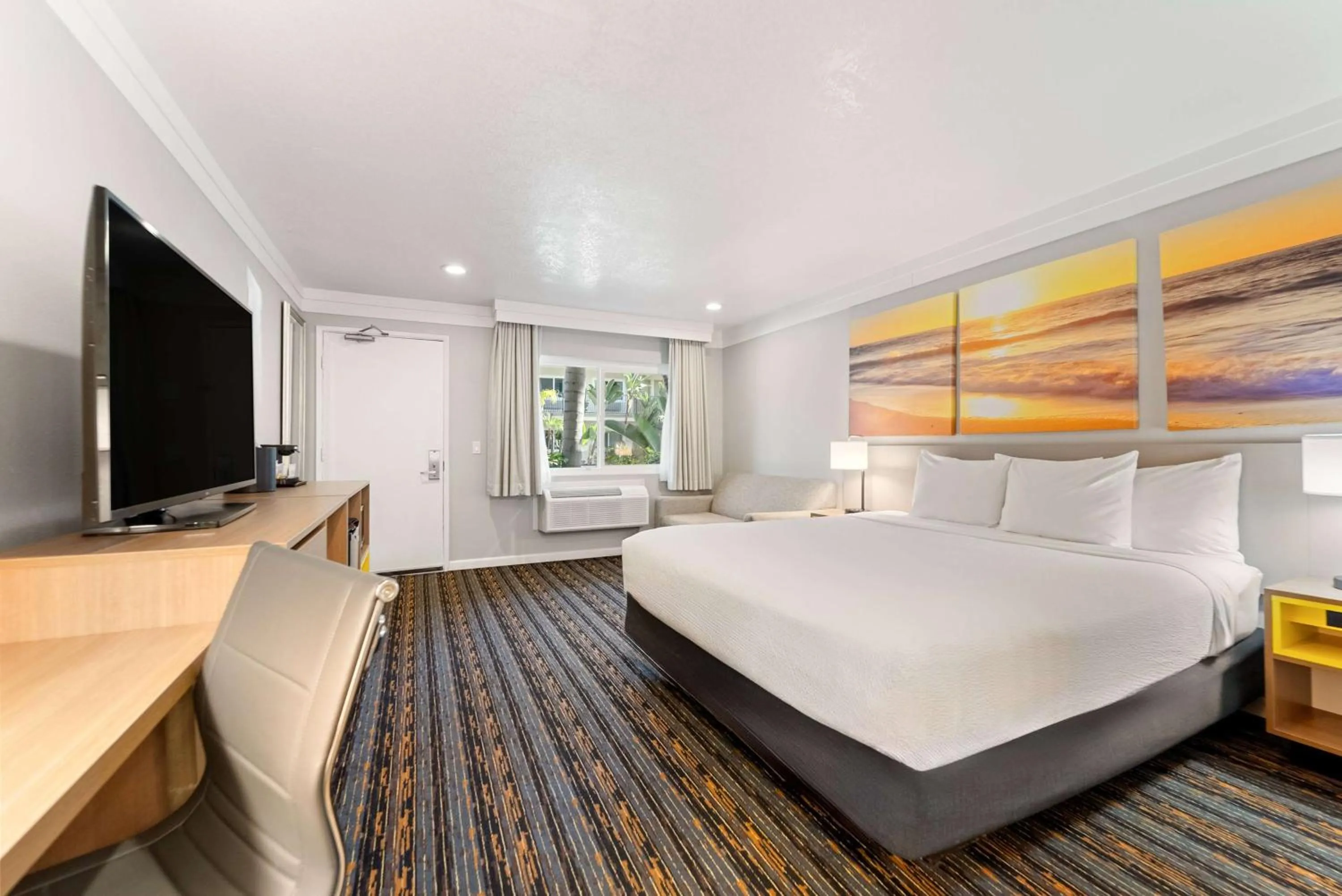 Photo of the whole room, Bed in Days Inn by Wyndham San Diego Hotel Circle