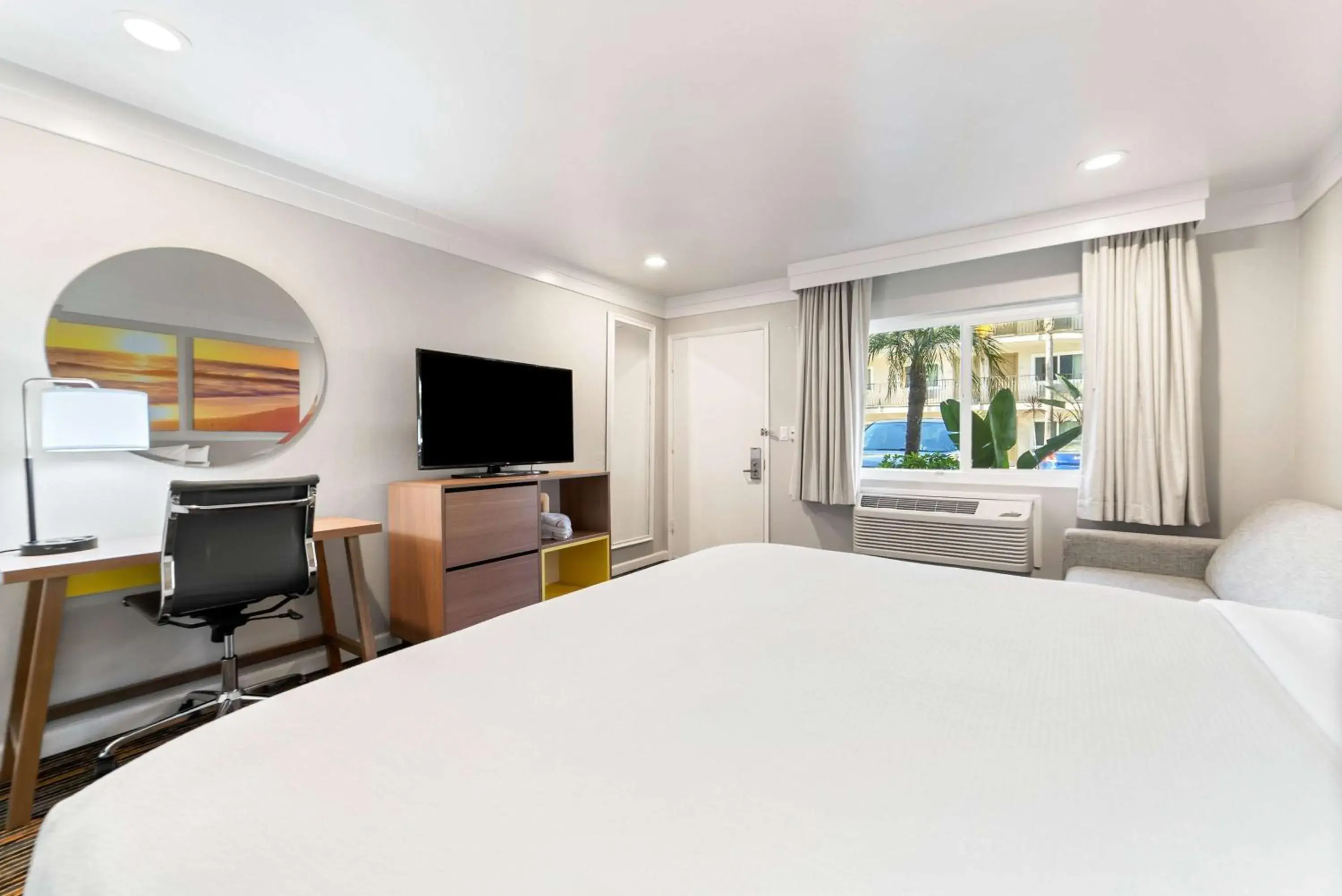 Photo of the whole room, Bed in Days Inn by Wyndham San Diego Hotel Circle Photo of the whole room, Bed in Days Inn by Wyndham San Diego Hotel Circle