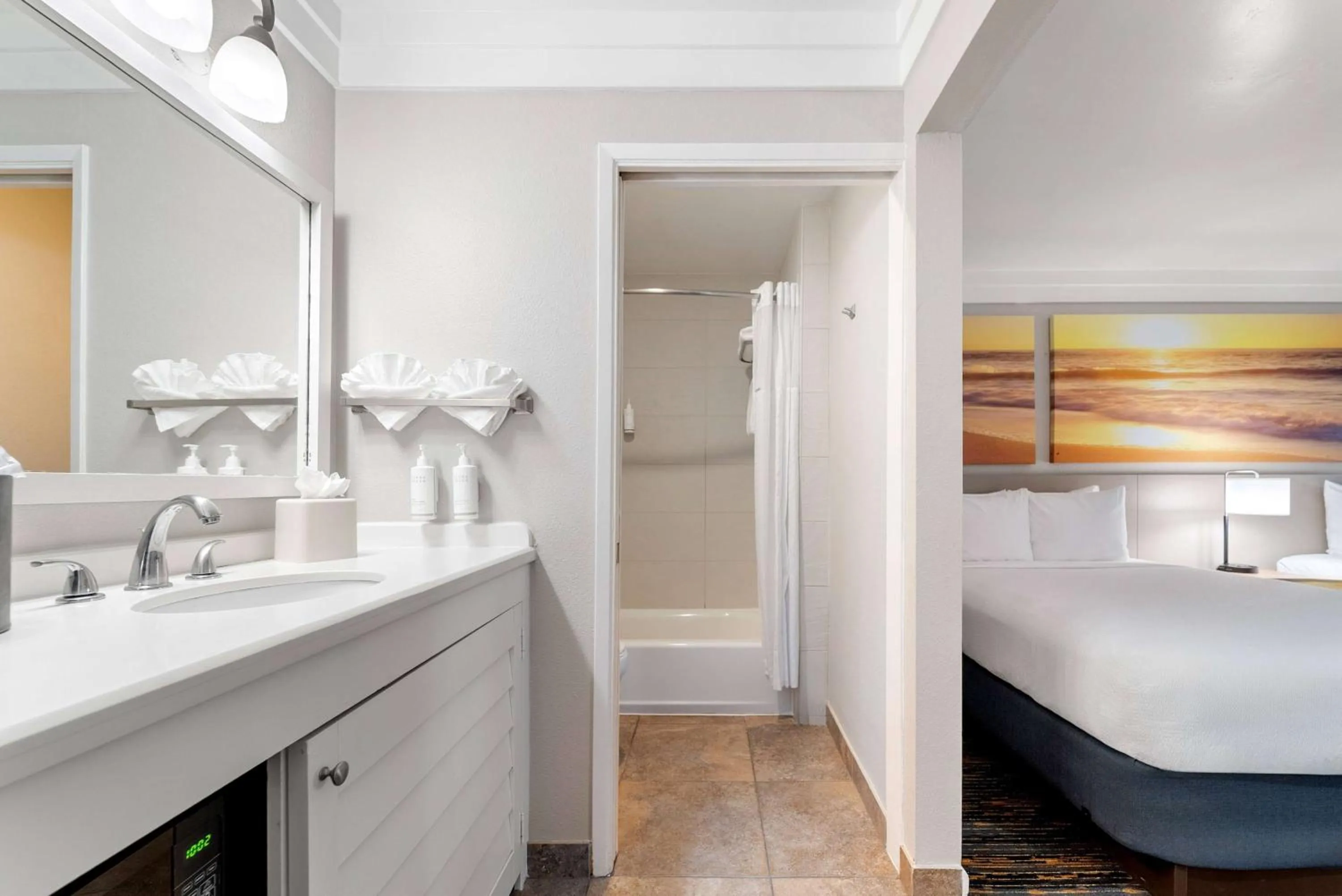 Photo of the whole room, Bed in Days Inn by Wyndham San Diego Hotel Circle