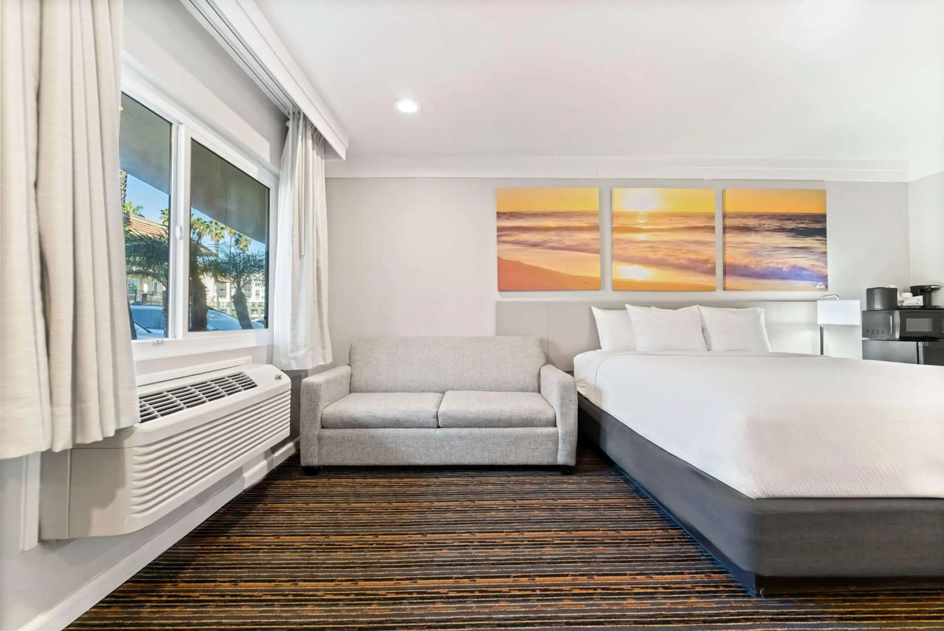 King Room with Mobility/Hearing Impaired Access - Non-Smoking in Days Inn by Wyndham San Diego Hotel Circle King Room with Mobility/Hearing Impaired Access - Non-Smoking in Days Inn by Wyndham San Diego Hotel Circle