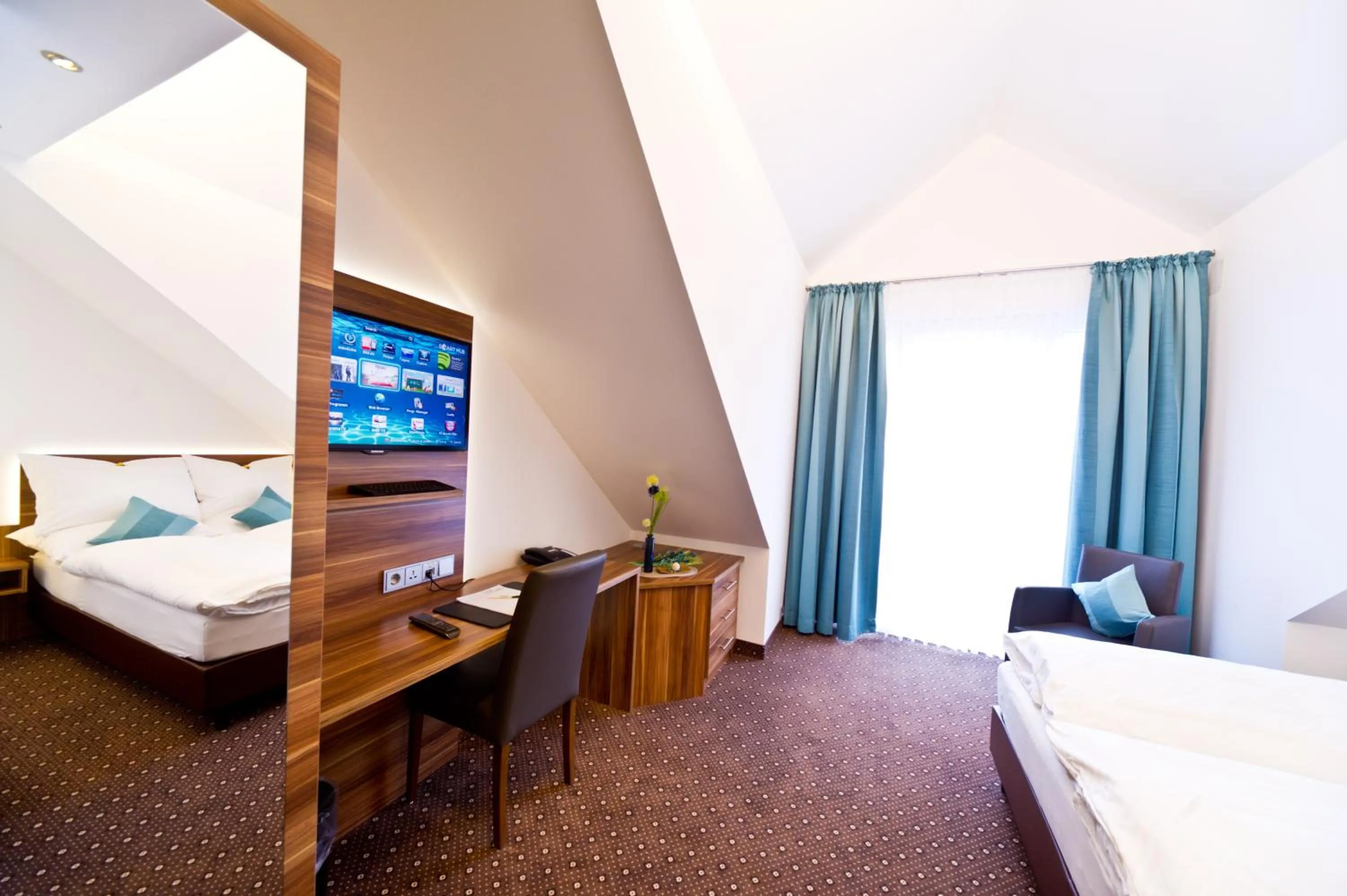 Photo of the whole room, Bed in Wohlfühl-Hotel Neu Heidelberg