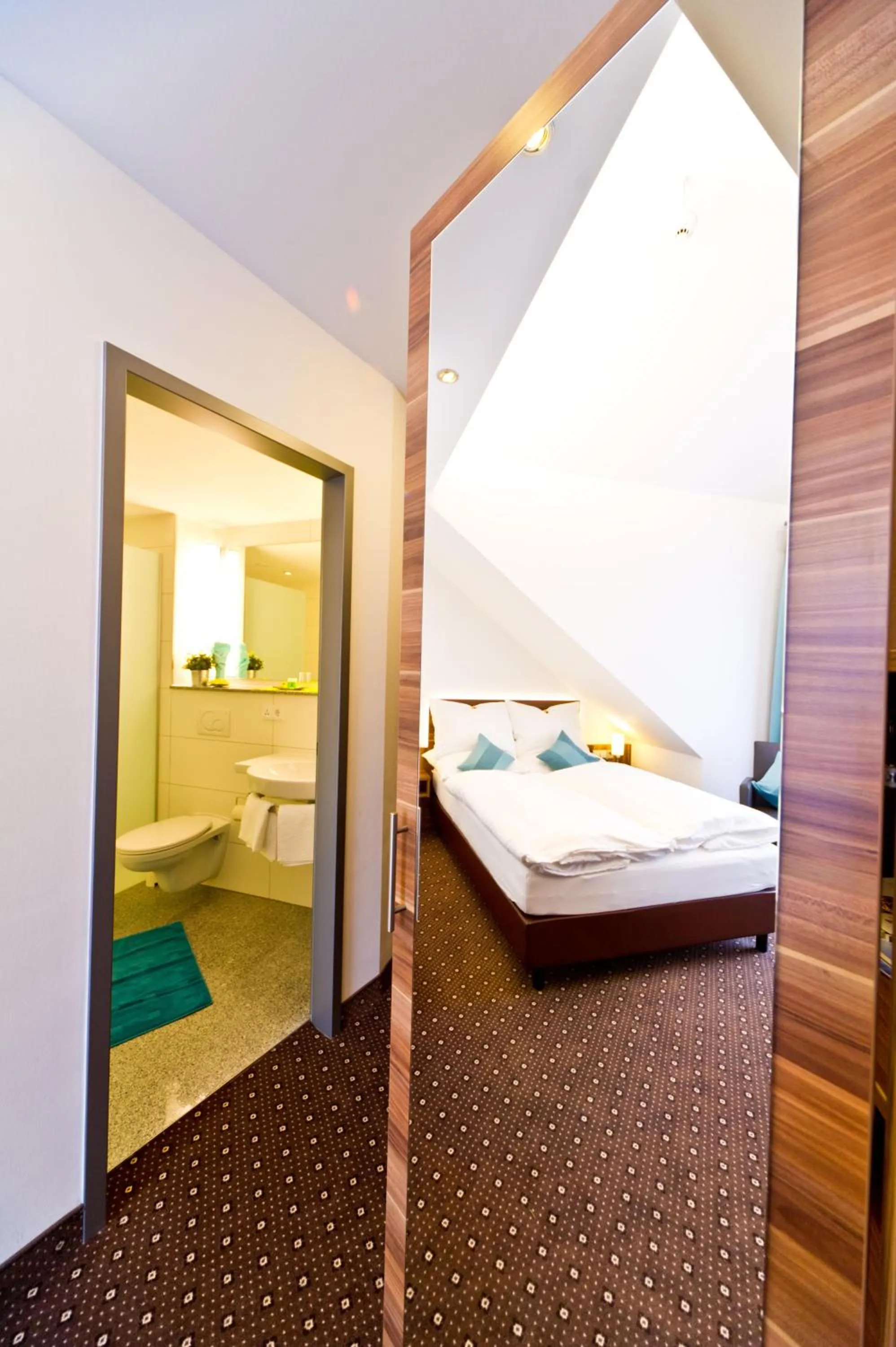 Bathroom, Bed in Wohlfühl-Hotel Neu Heidelberg