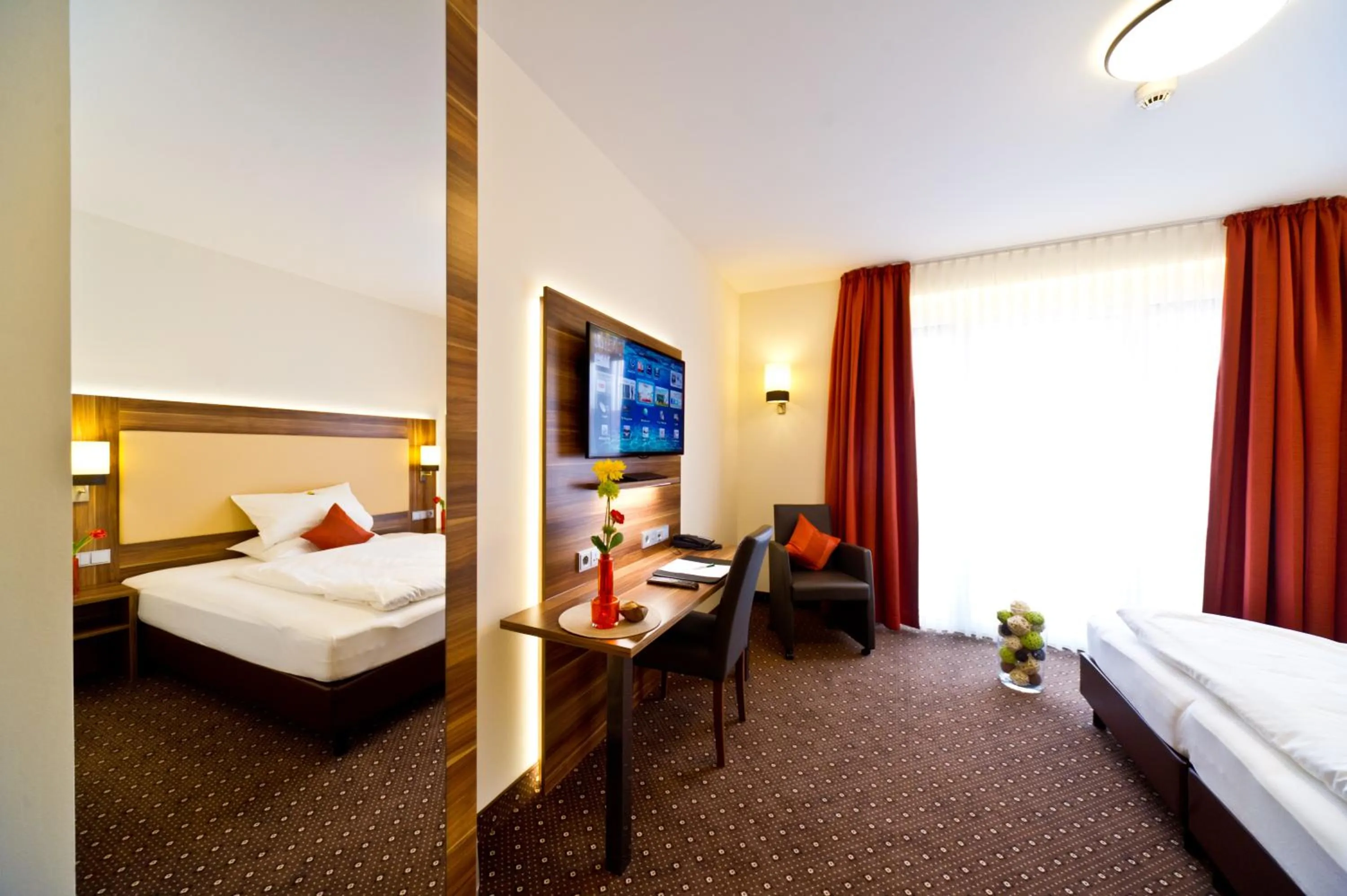 Photo of the whole room, Bed in Wohlfühl-Hotel Neu Heidelberg