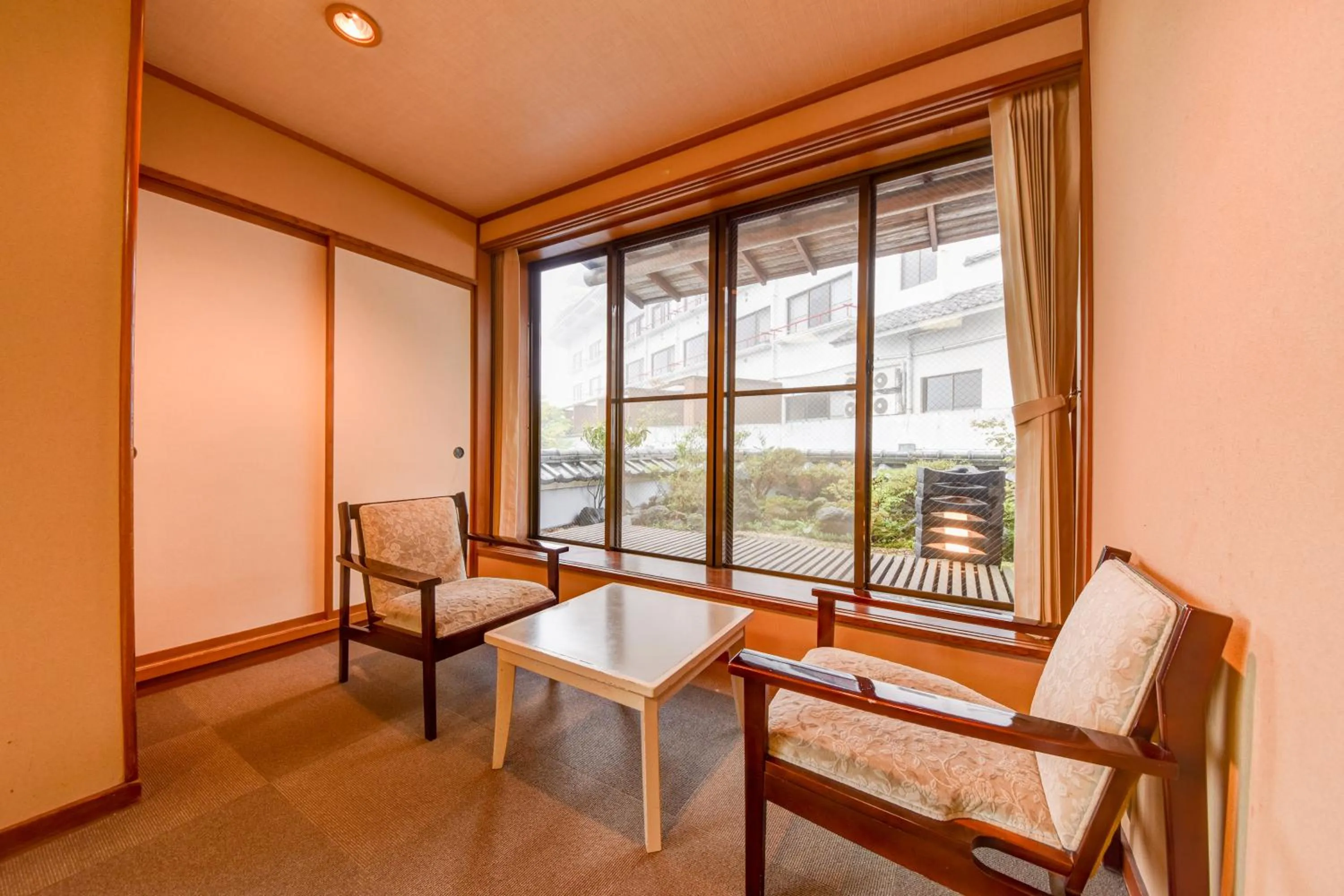 Photo of the whole room in Kokuya