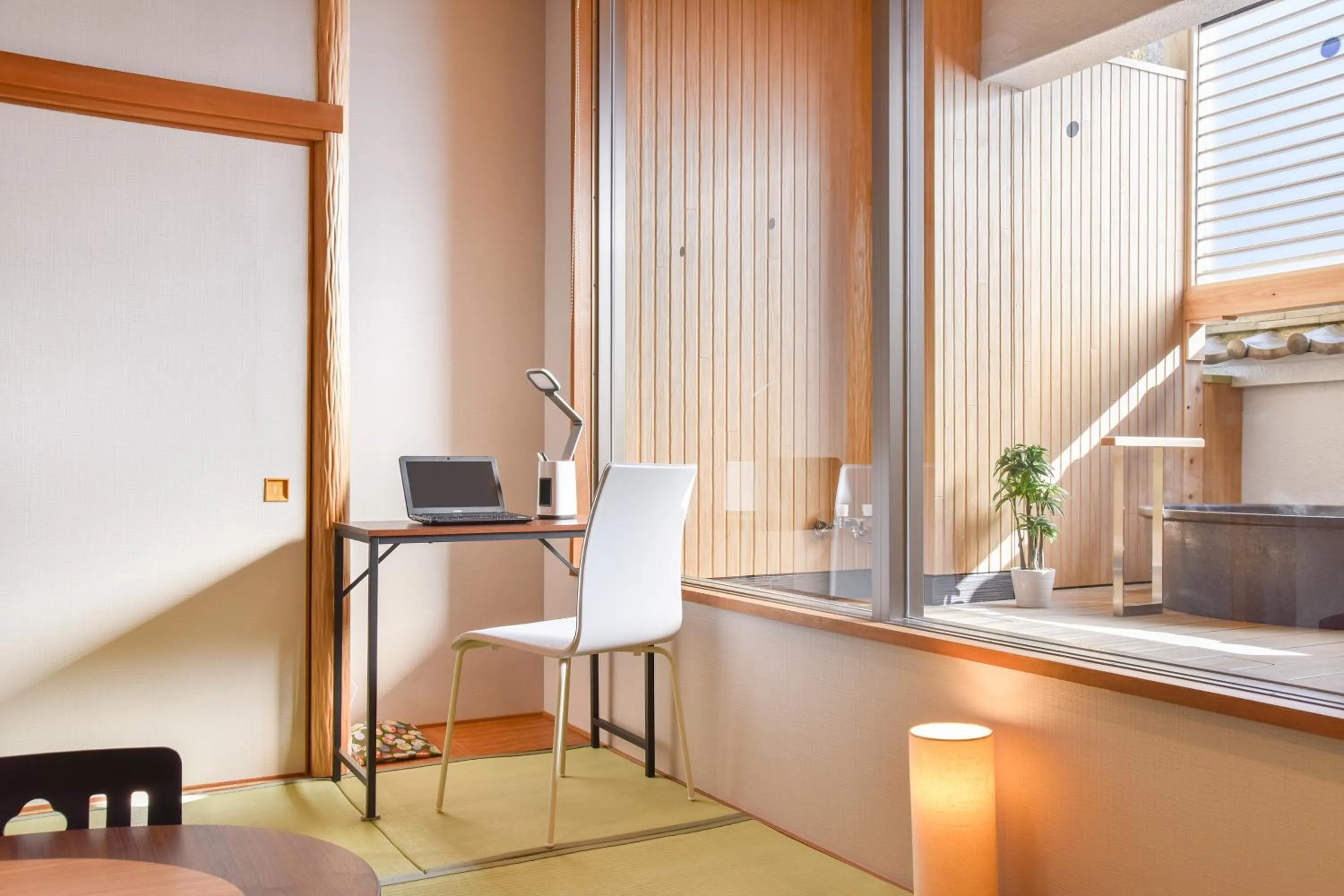 Photo of the whole room in Kokuya