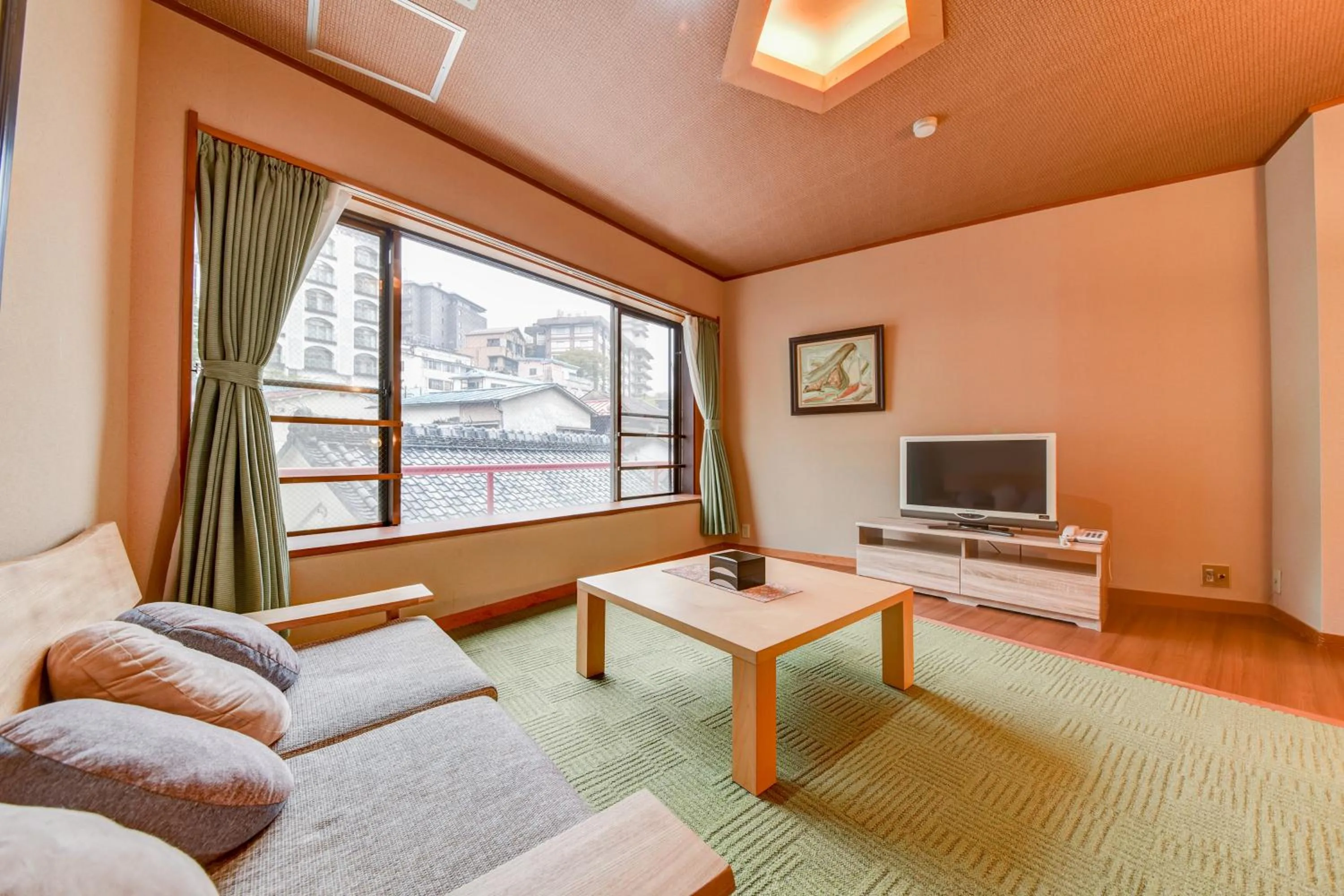 Photo of the whole room in Kokuya