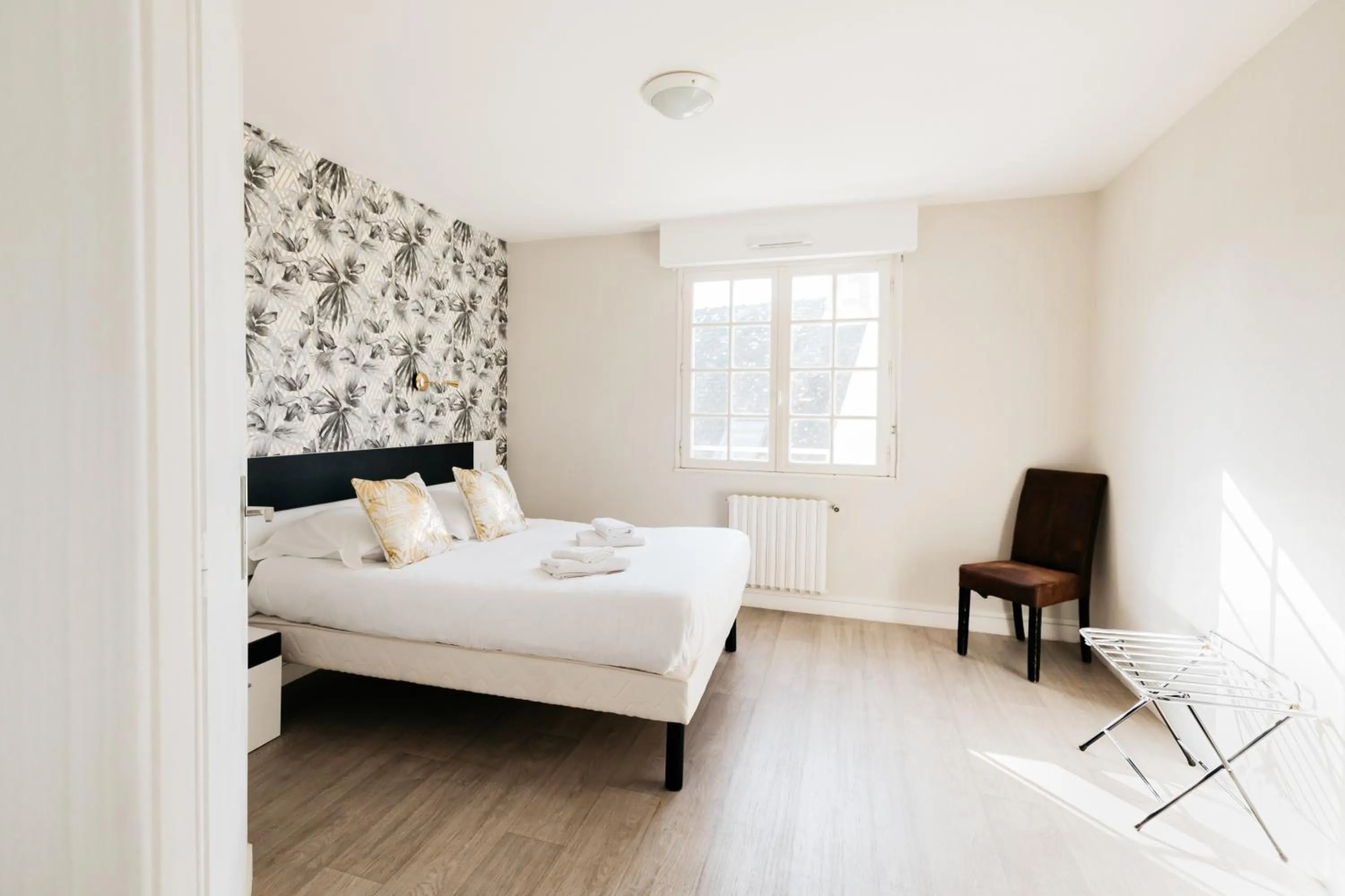 Photo of the whole room, Bed in Hôtel Restaurant La Voile - Le Dock'er