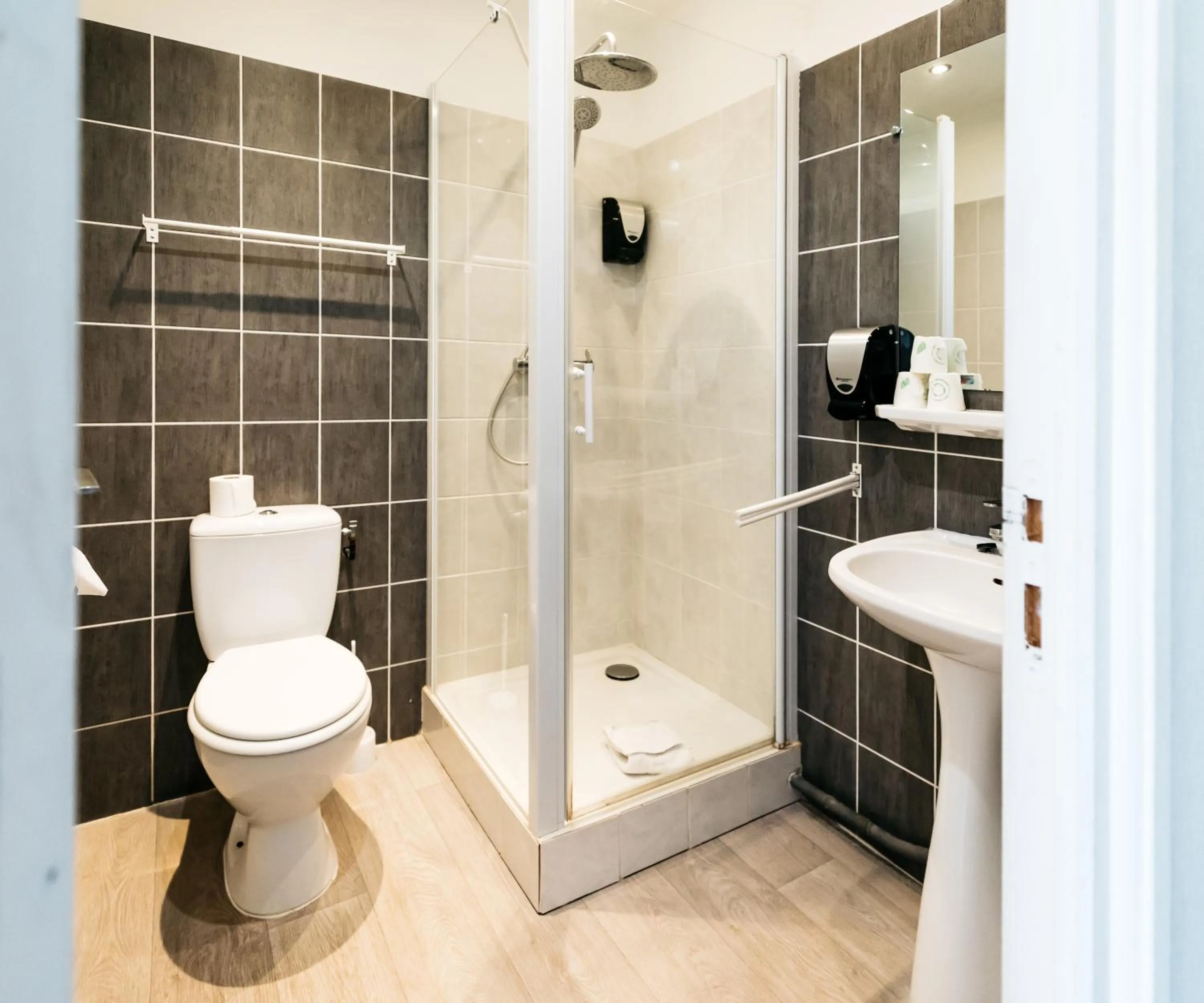 Bathroom in Hôtel Restaurant La Voile - Le Dock'er