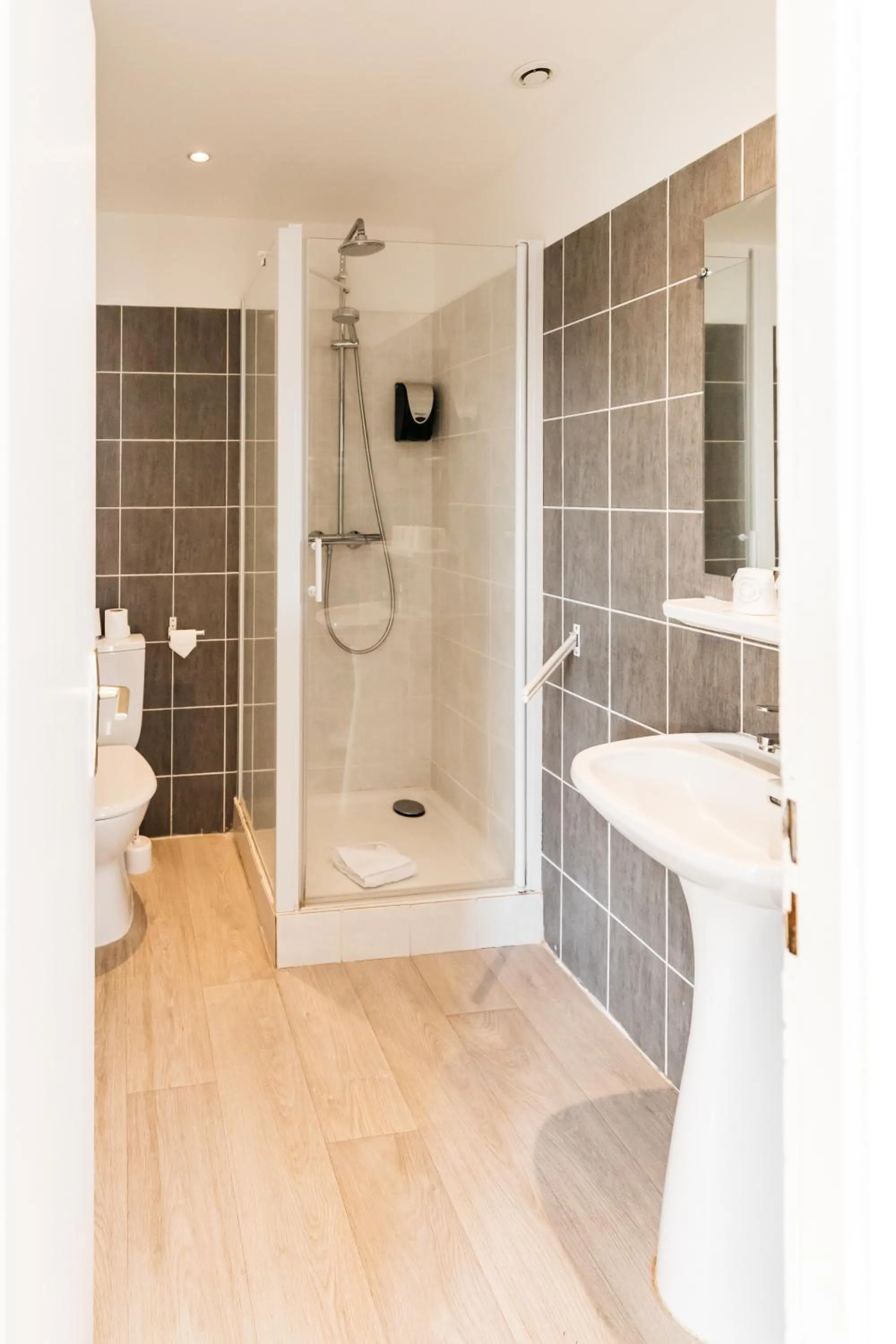 Shower in Hôtel Restaurant La Voile - Le Dock'er