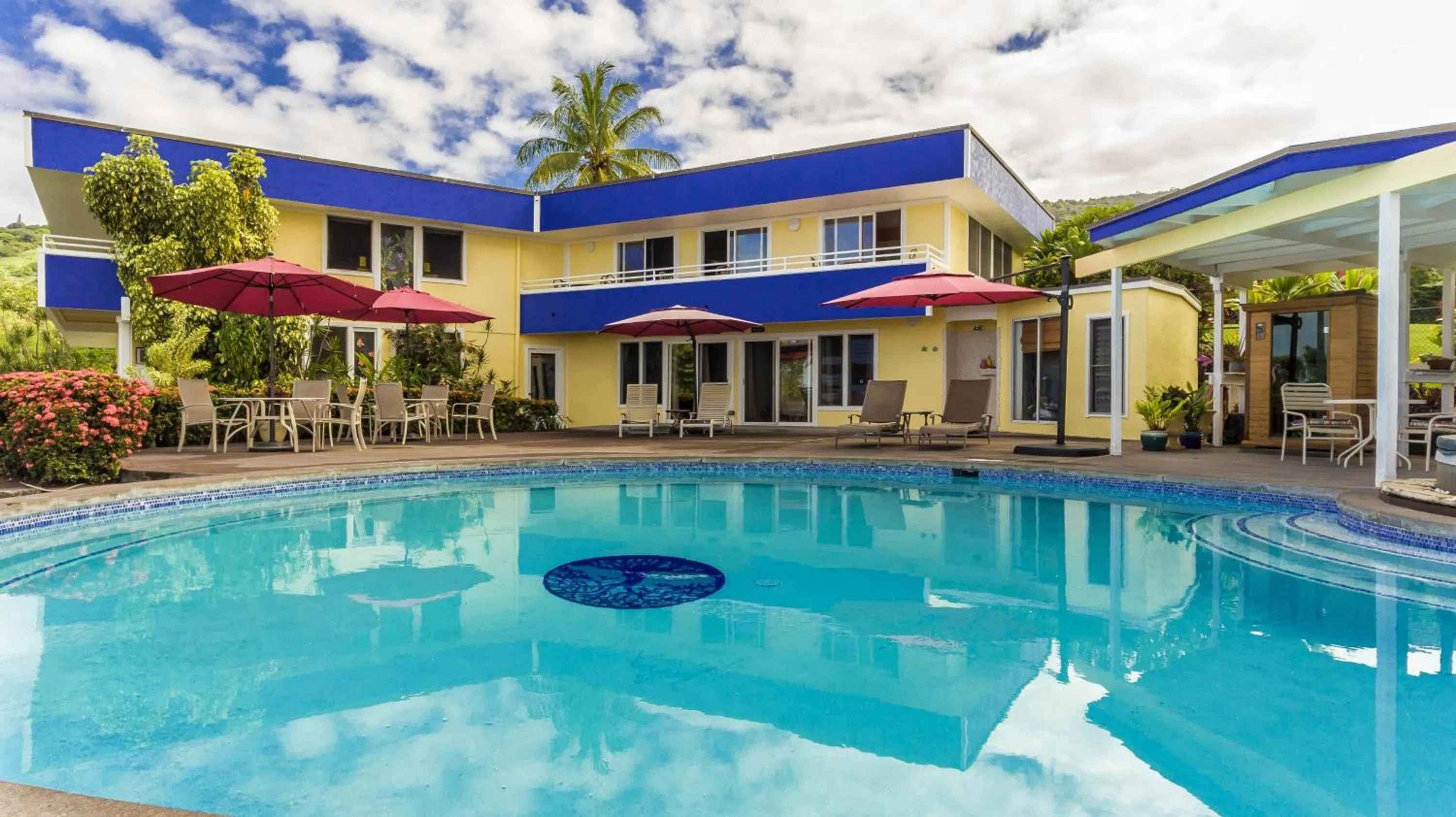 Swimming pool in Luana Inn