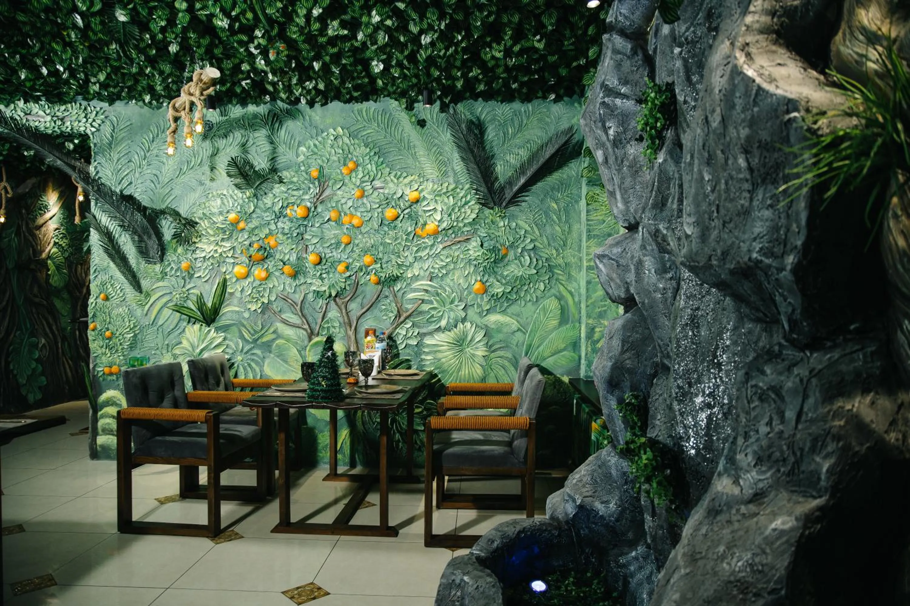 Restaurant/places to eat in Asmald Palace Hotel