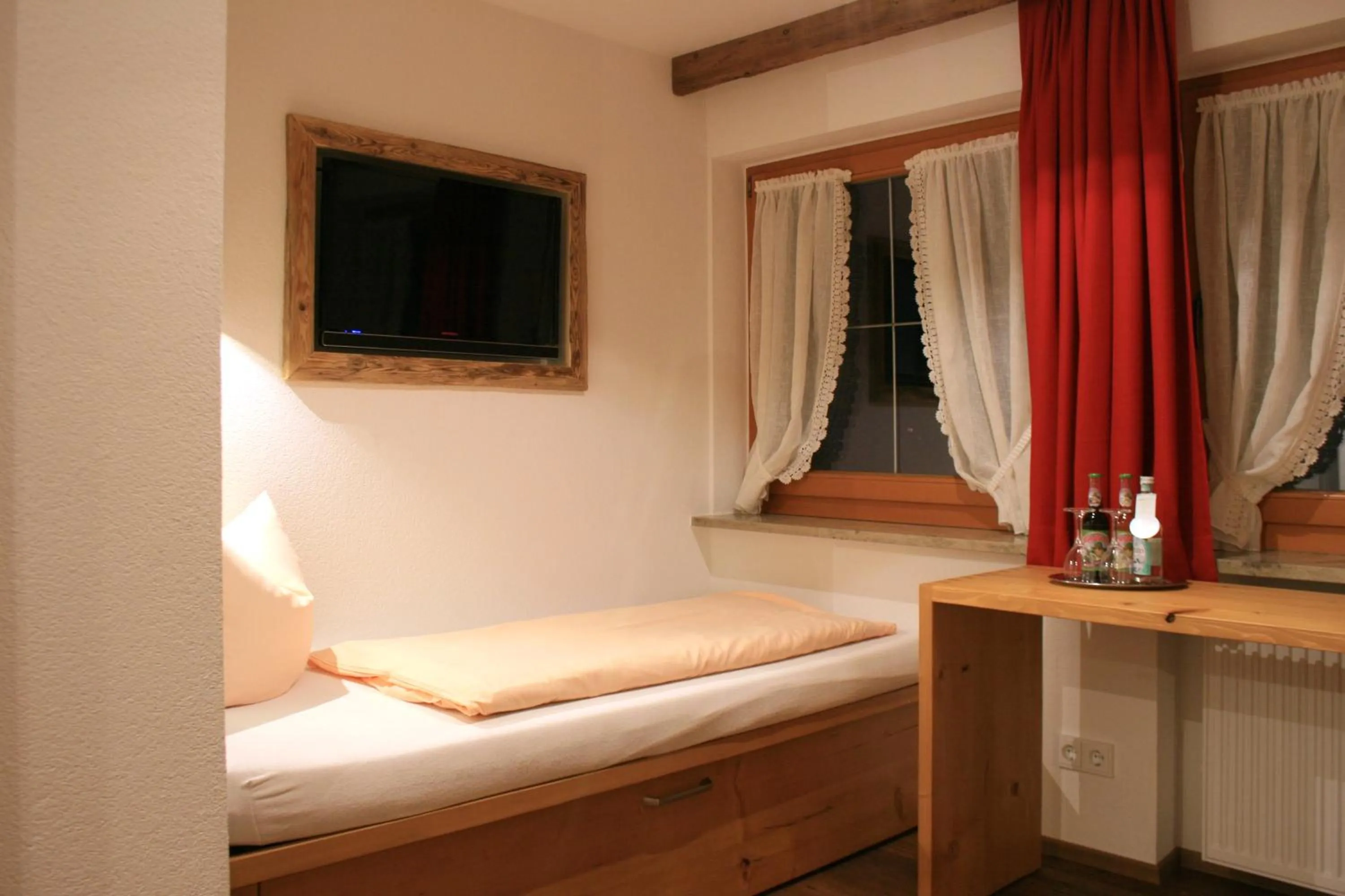 Living room, Bed in Hotel Alpensonne