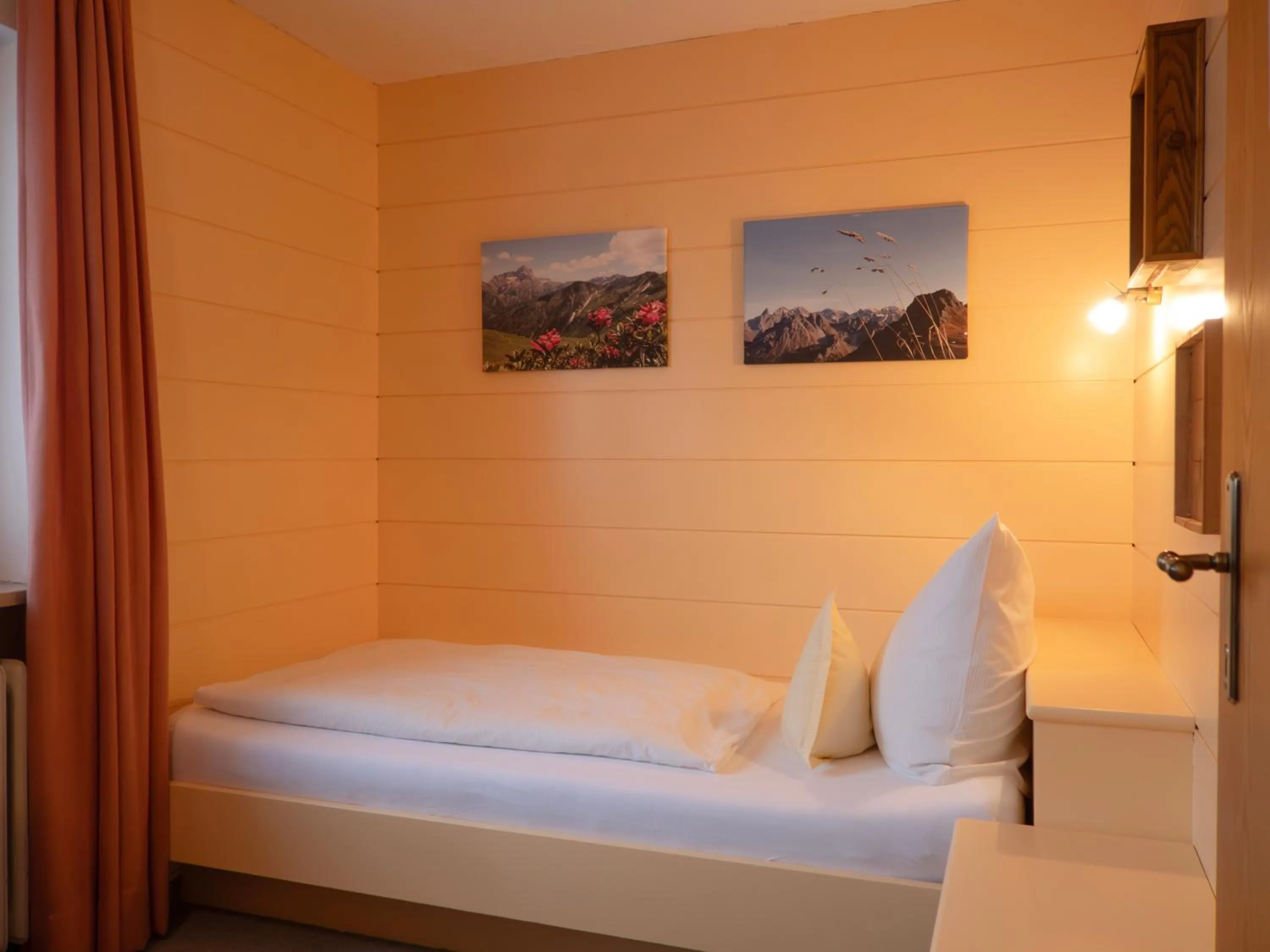 Bed in Hotel Alpensonne