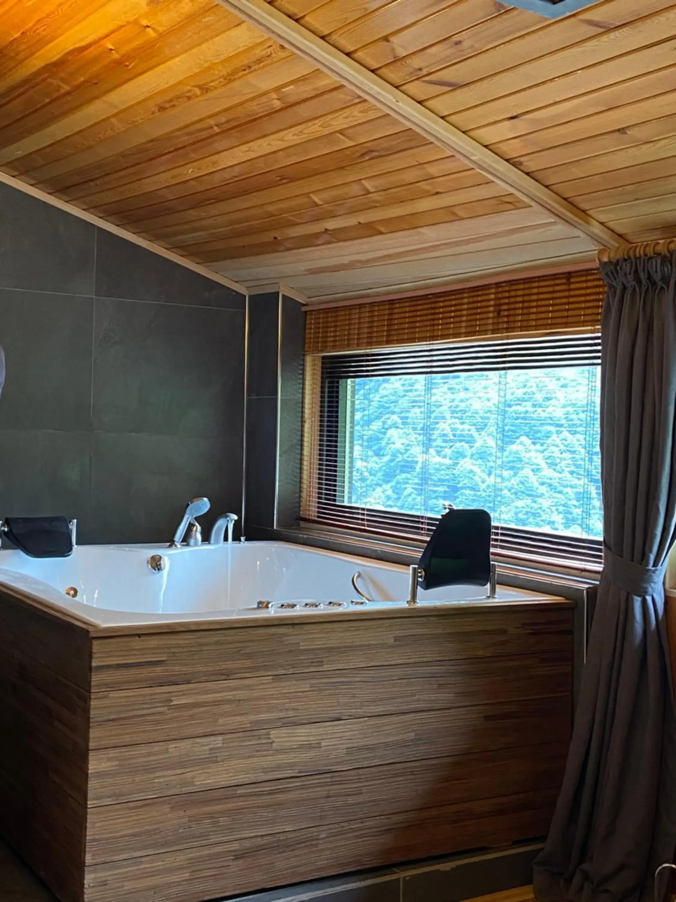 Deluxe Double Room with Bath - Waterfall View in Ayder Villa de Pelit Hotel Deluxe Double Room with Bath - Waterfall View in Ayder Villa de Pelit Hotel