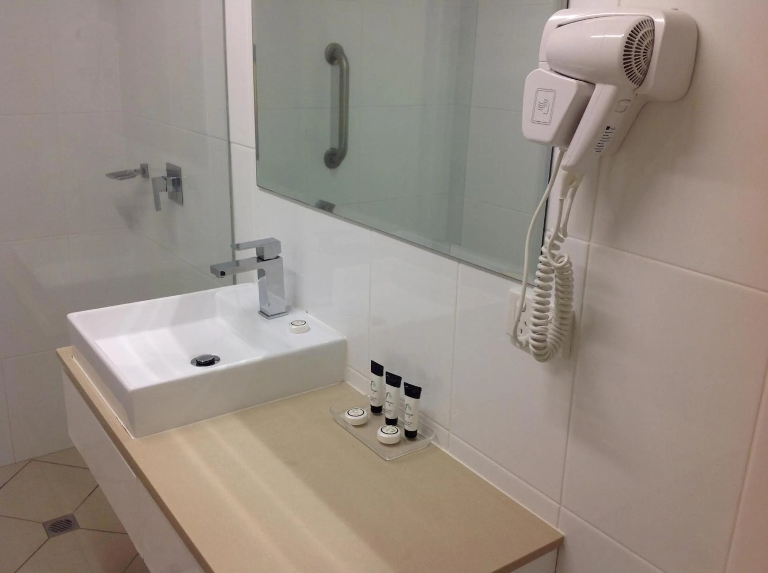 Shower in Cairns Queenslander Hotel & Apartments