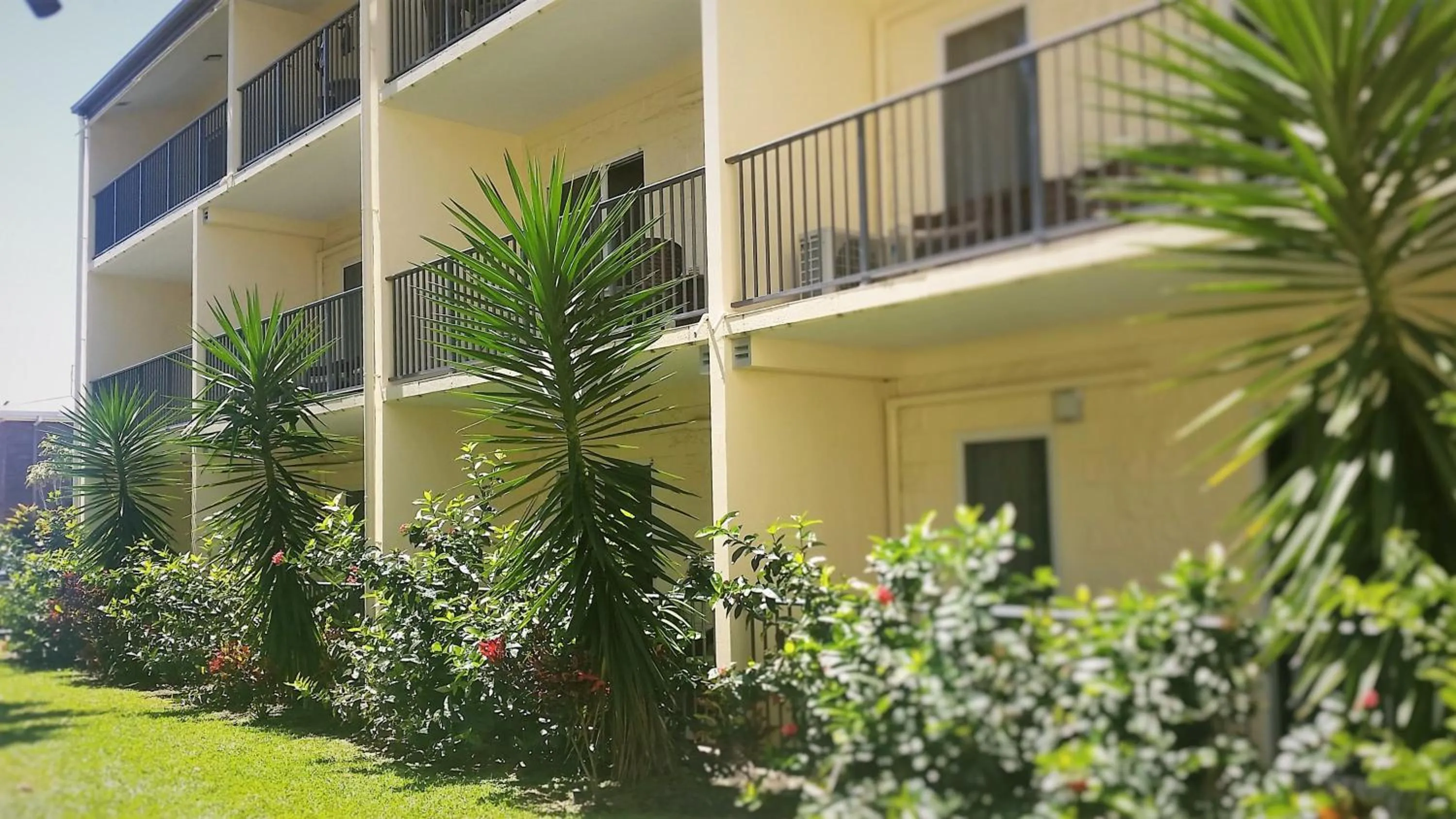Garden view in Cairns Queenslander Hotel & Apartments