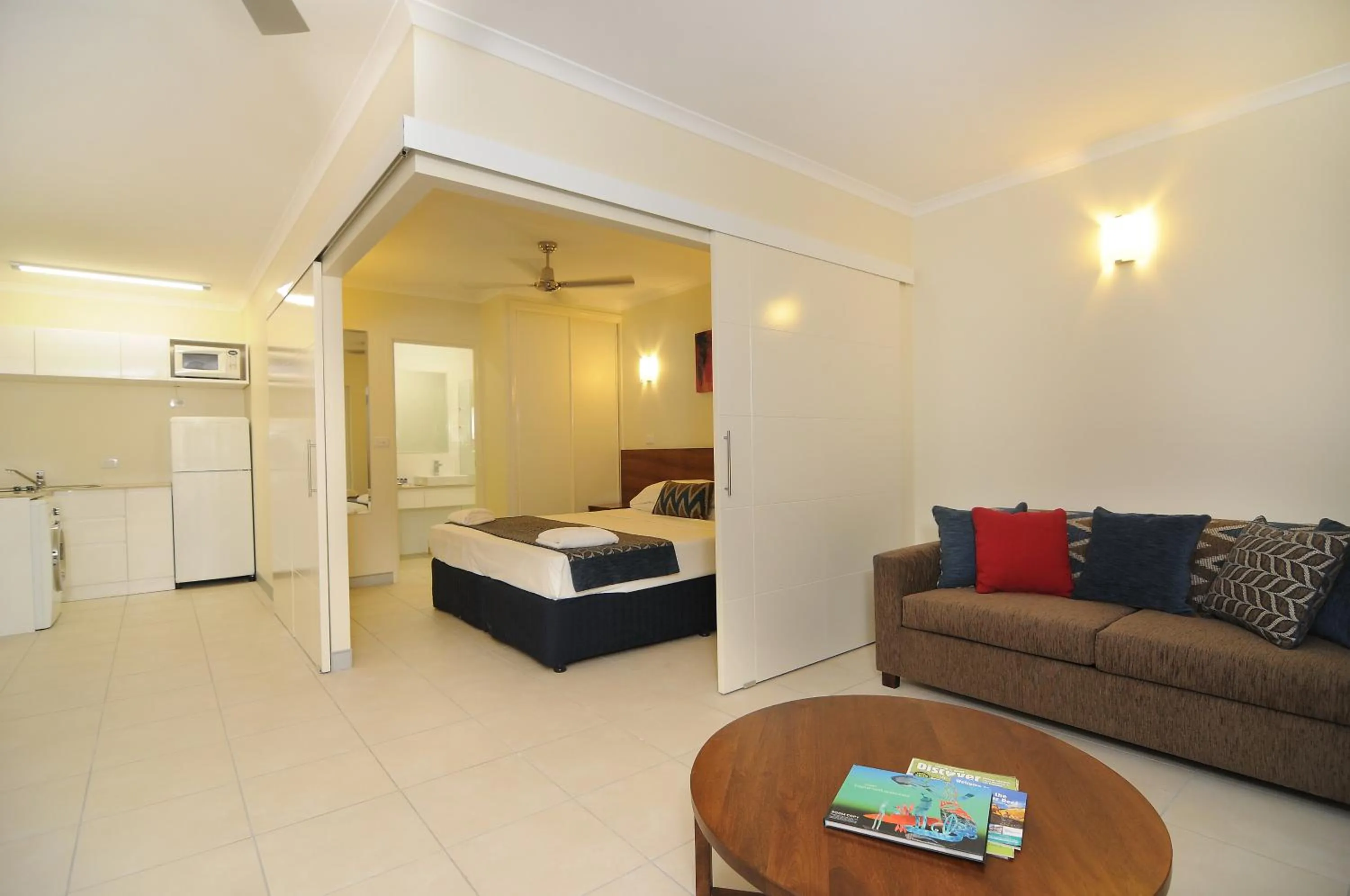 Photo of the whole room, Bed in Cairns Queenslander Hotel & Apartments