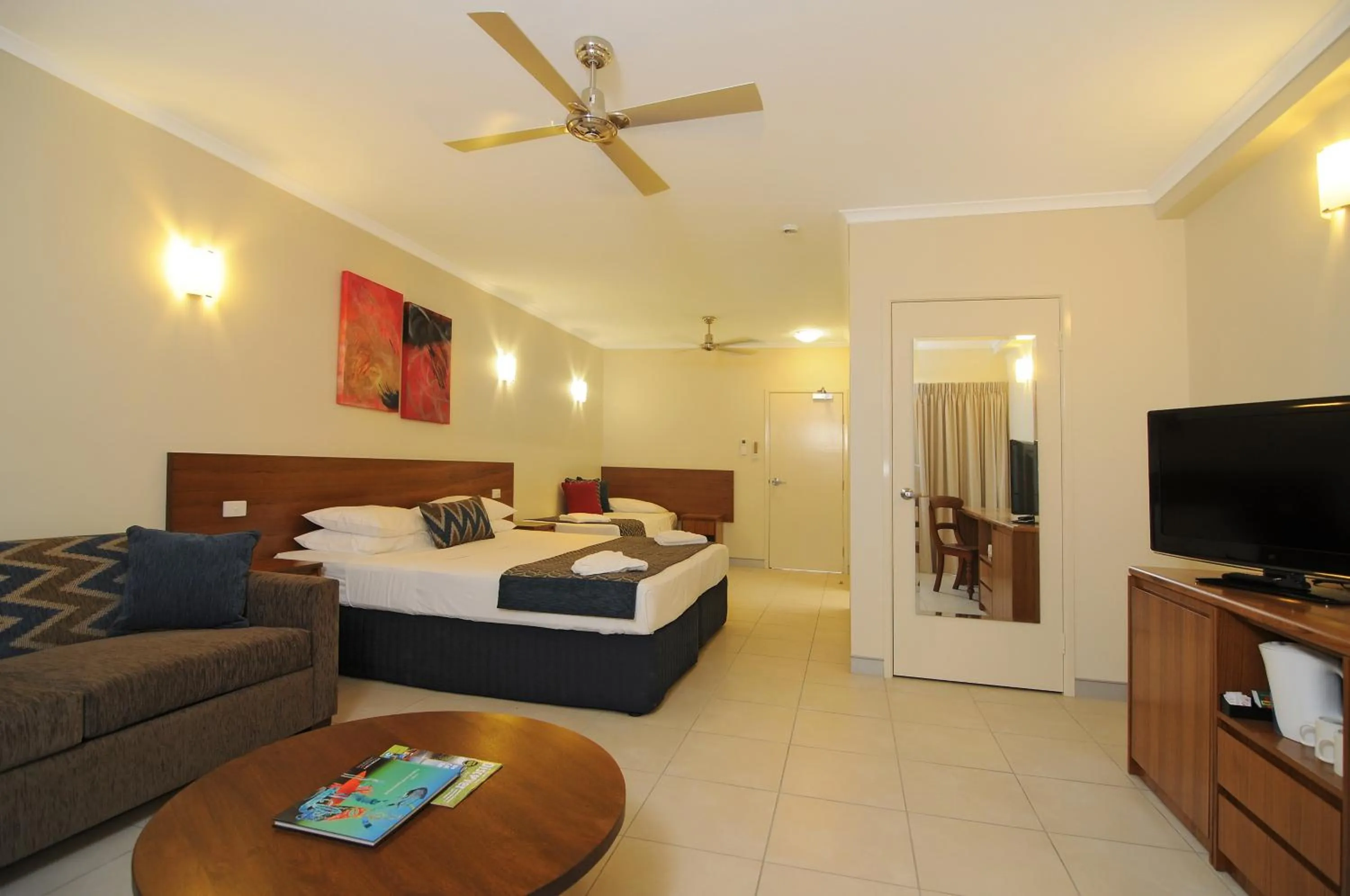 Photo of the whole room, Bed in Cairns Queenslander Hotel & Apartments