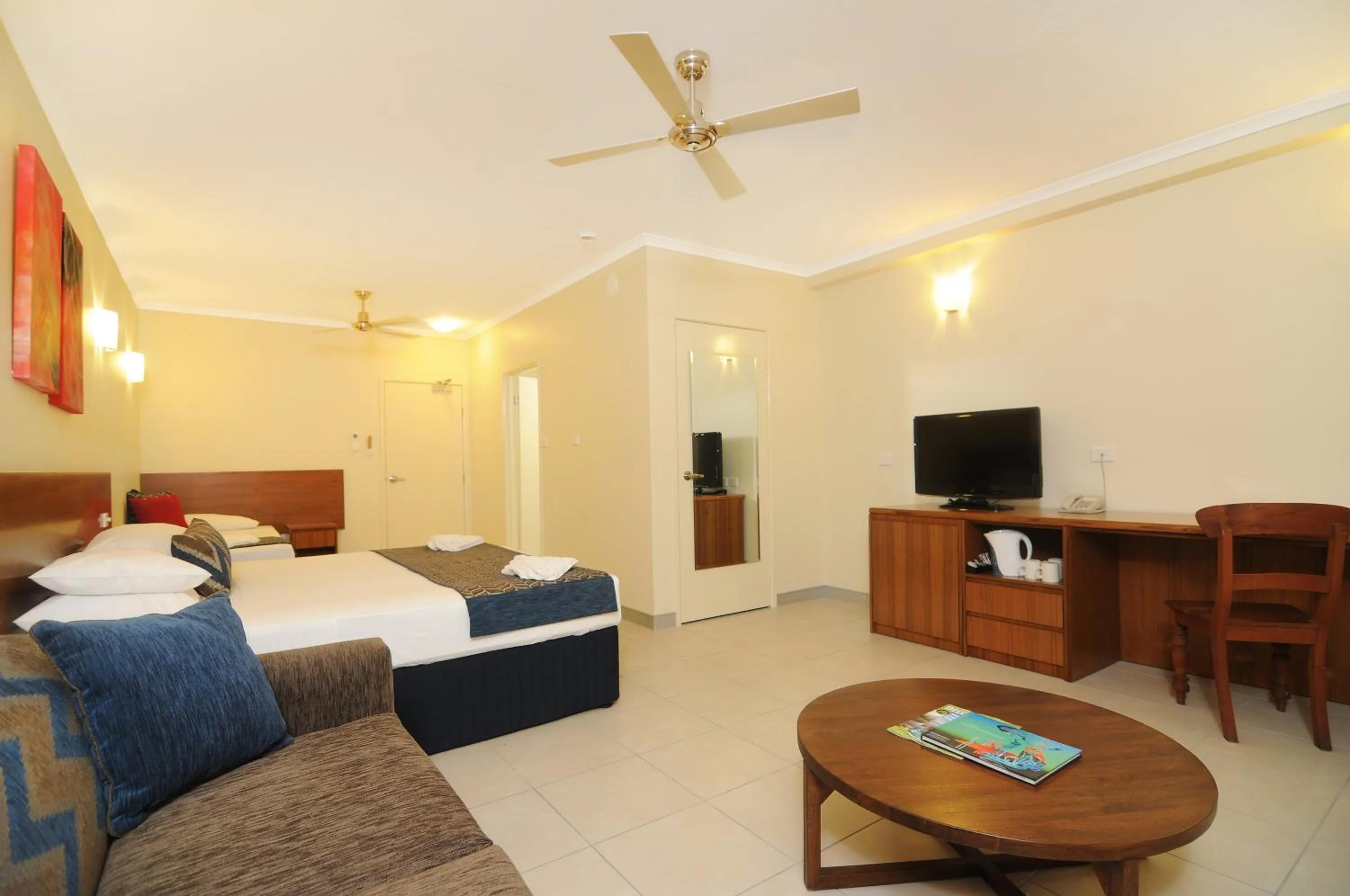 Photo of the whole room, Bed in Cairns Queenslander Hotel & Apartments