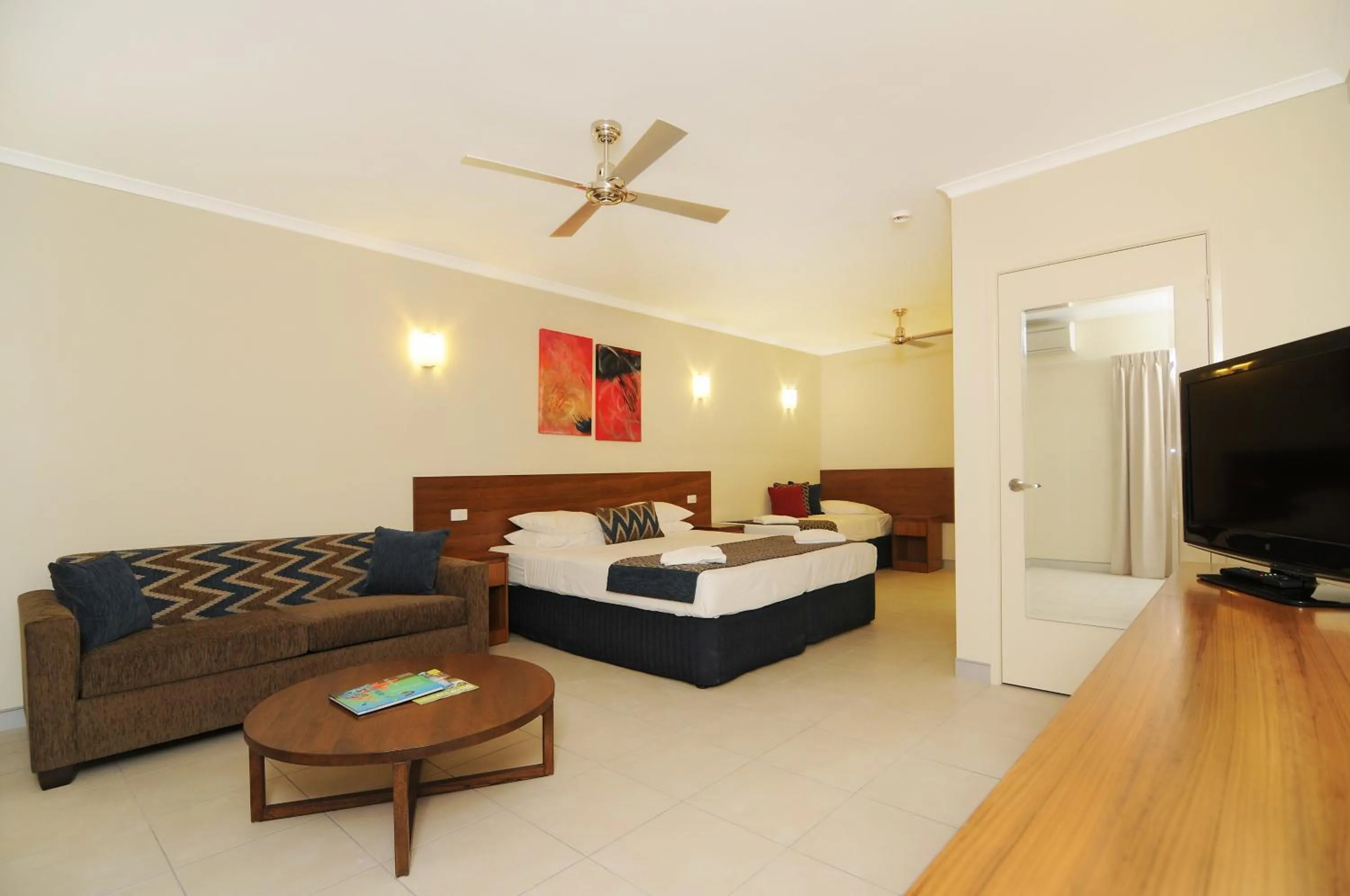 Photo of the whole room, Bed in Cairns Queenslander Hotel & Apartments