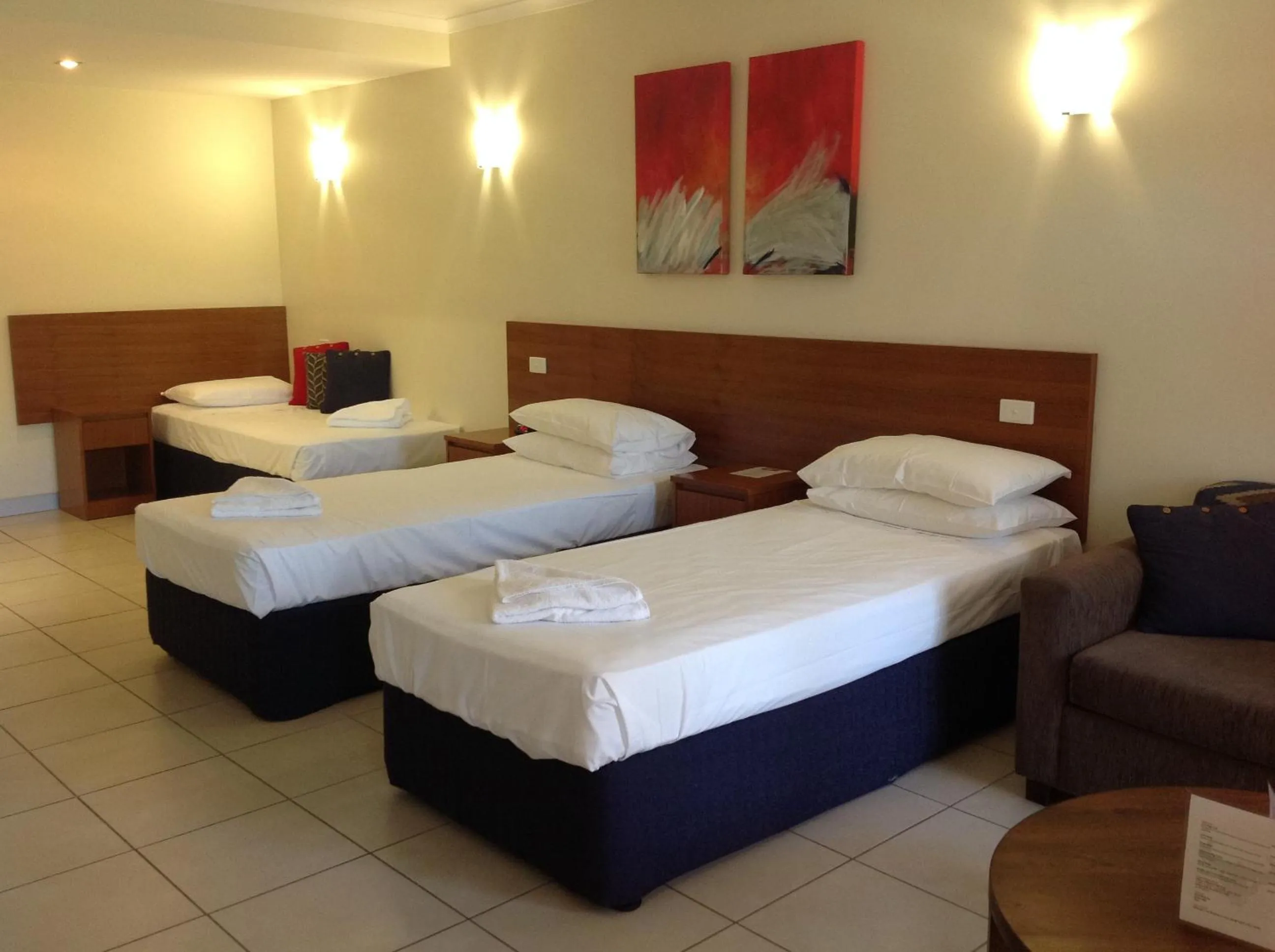 Photo of the whole room, Bed in Cairns Queenslander Hotel & Apartments