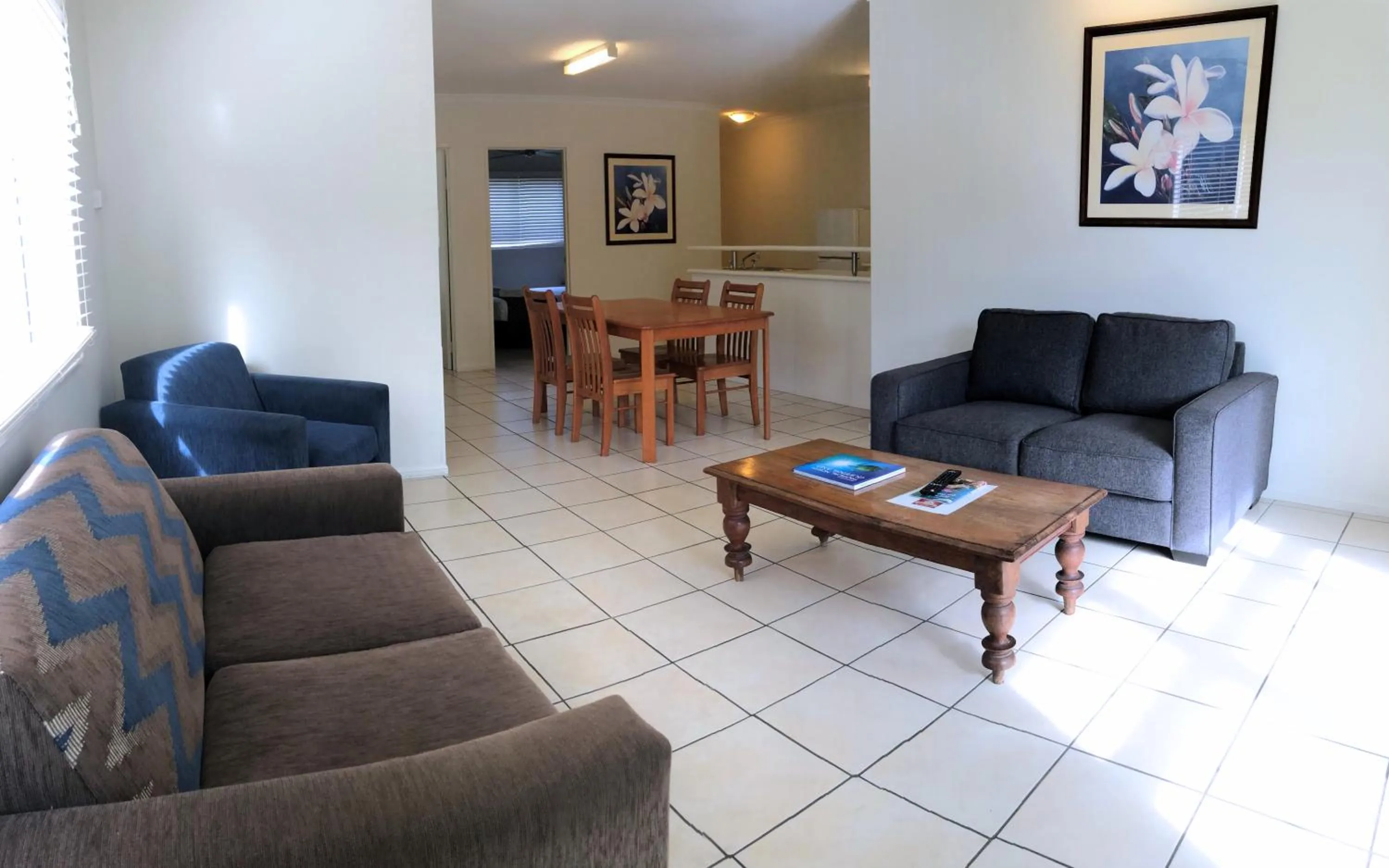 Living room in Cairns Queenslander Hotel & Apartments