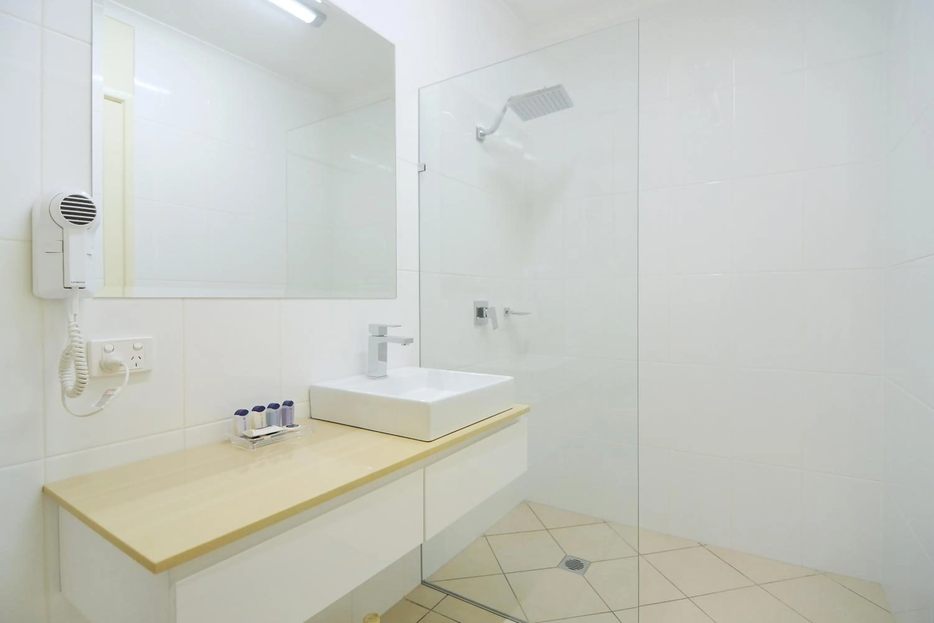 Bathroom in Cairns Queenslander Hotel & Apartments