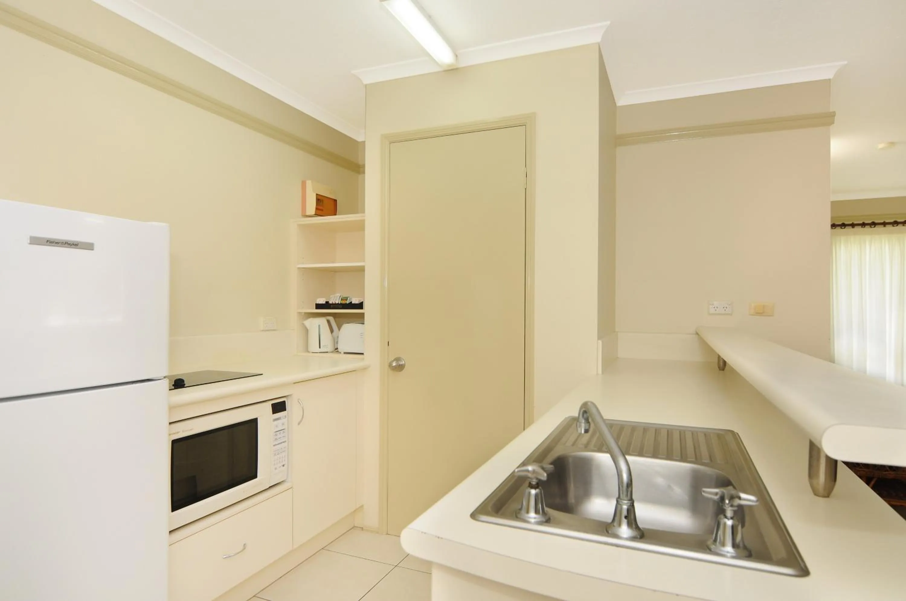 Kitchen or kitchenette in Cairns Queenslander Hotel & Apartments