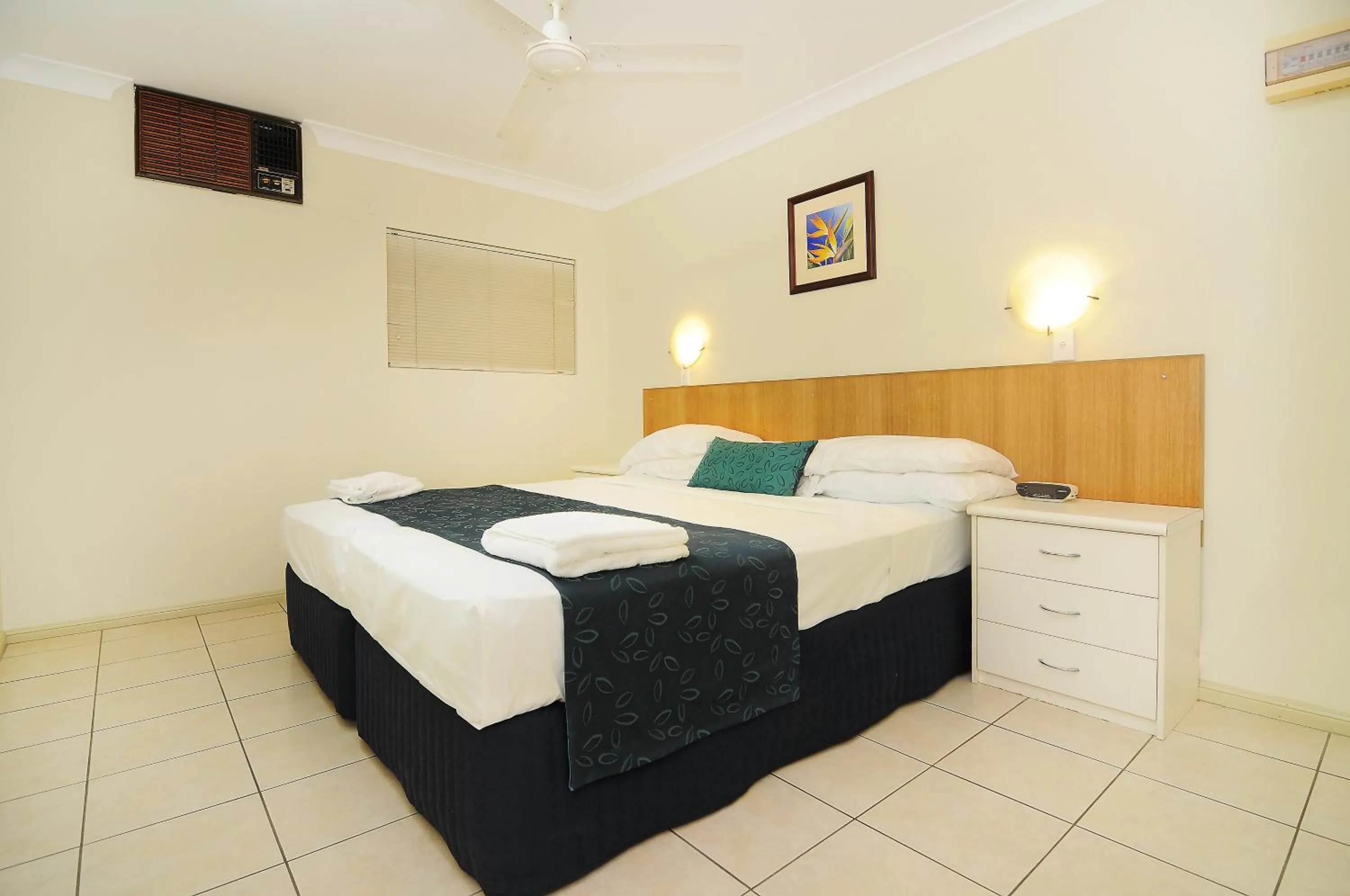 Bedroom, Bed in Cairns Queenslander Hotel & Apartments