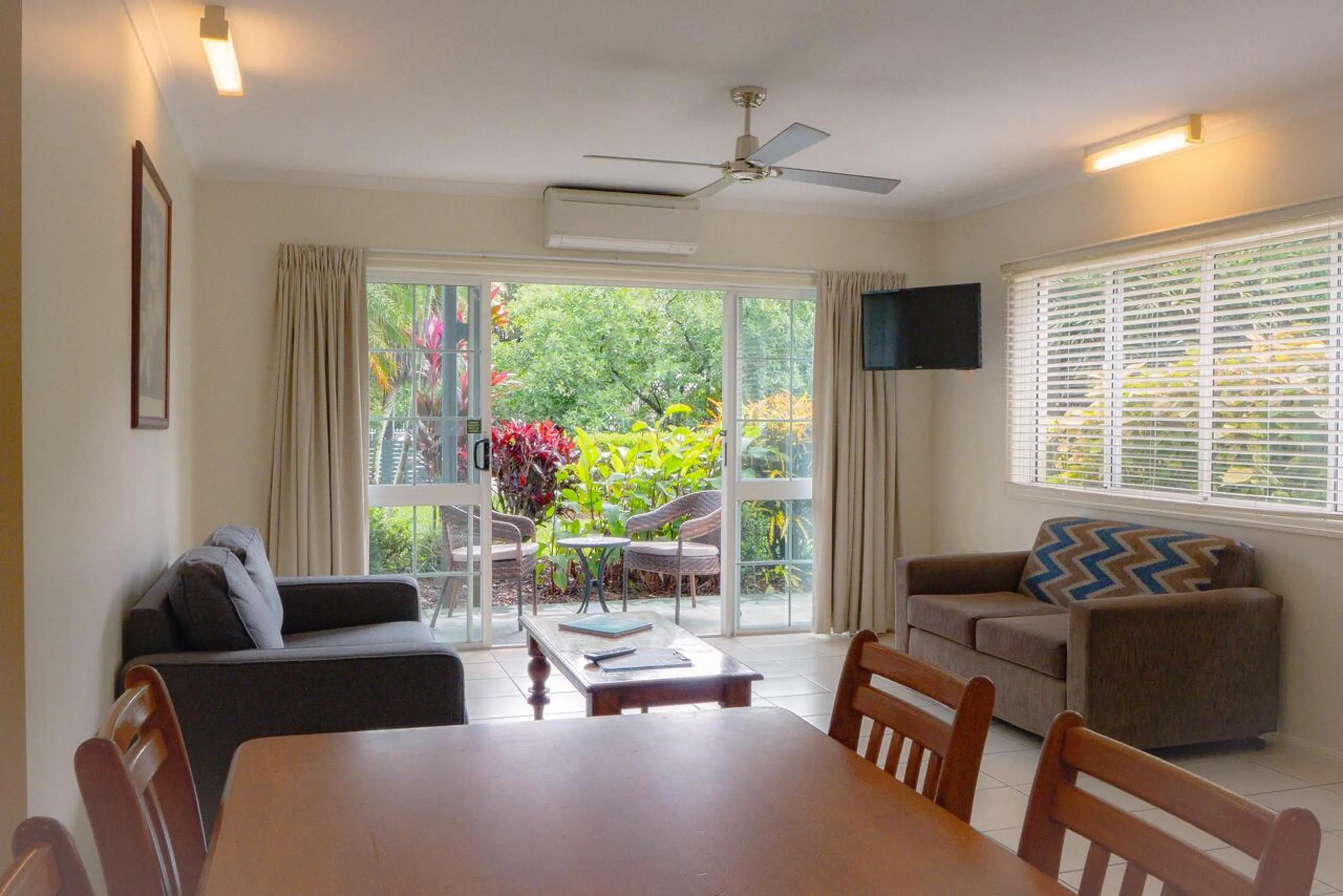 Living room in Cairns Queenslander Hotel & Apartments