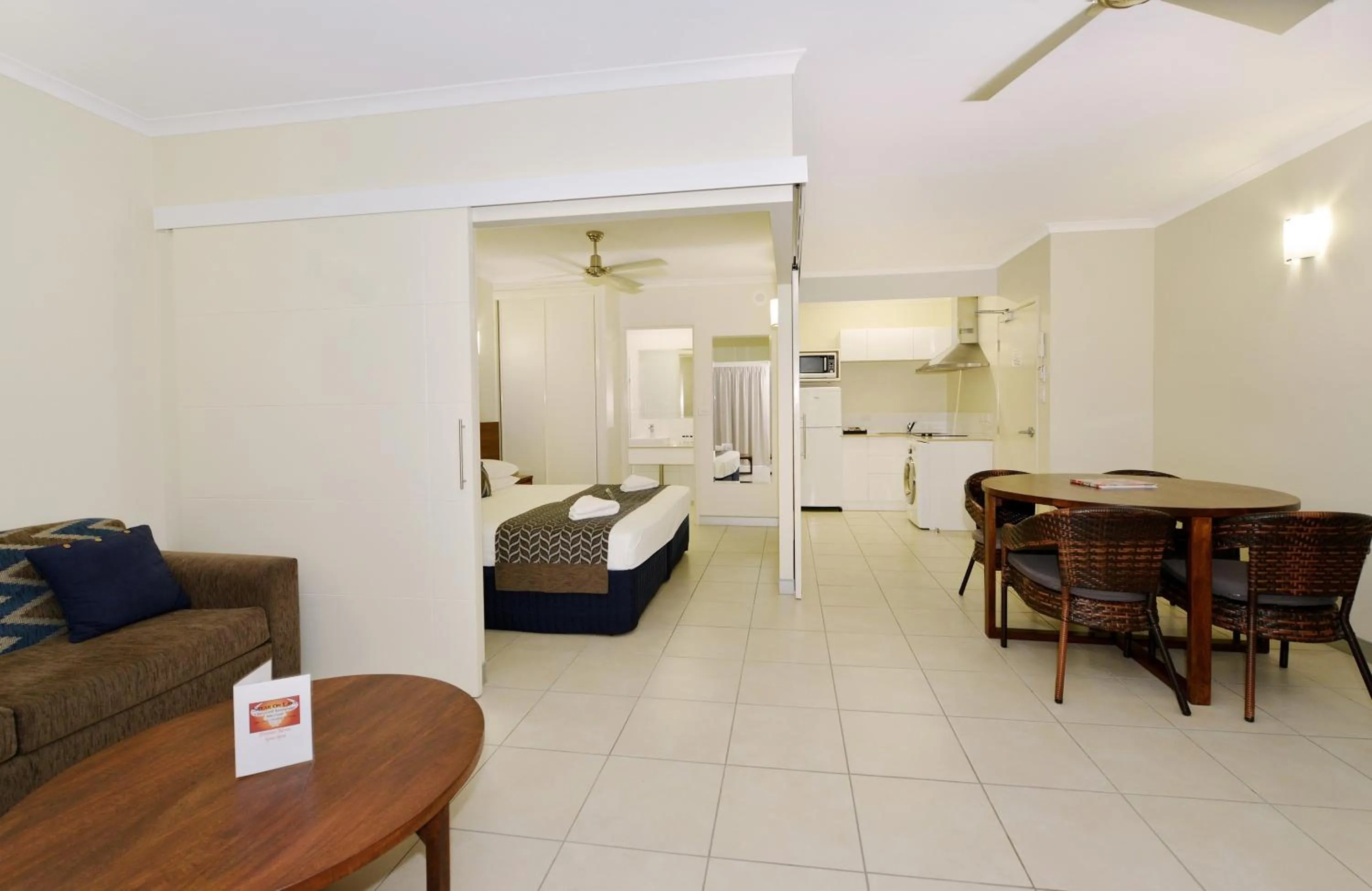 Photo of the whole room, Bed in Cairns Queenslander Hotel & Apartments