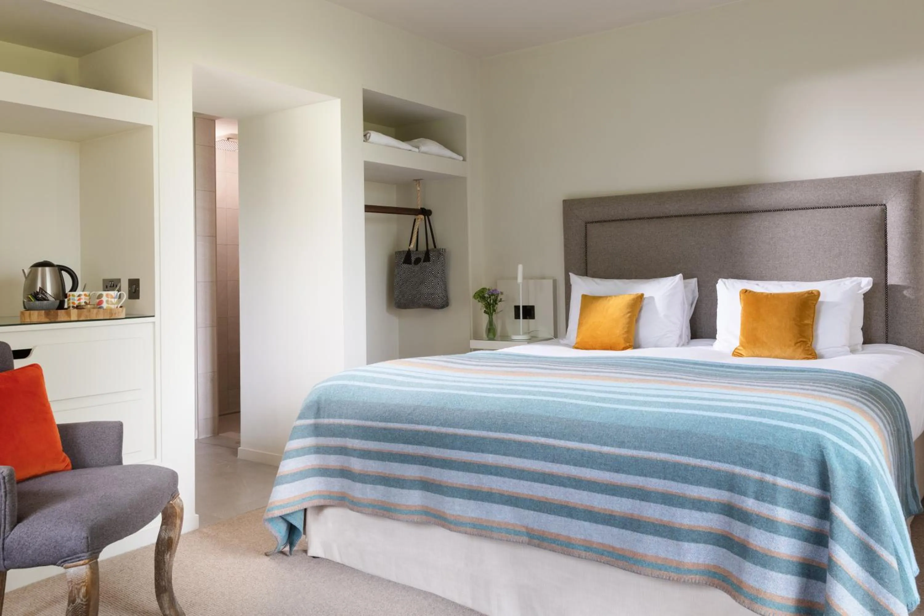 Bedroom, Bed in The Plume of Feathers