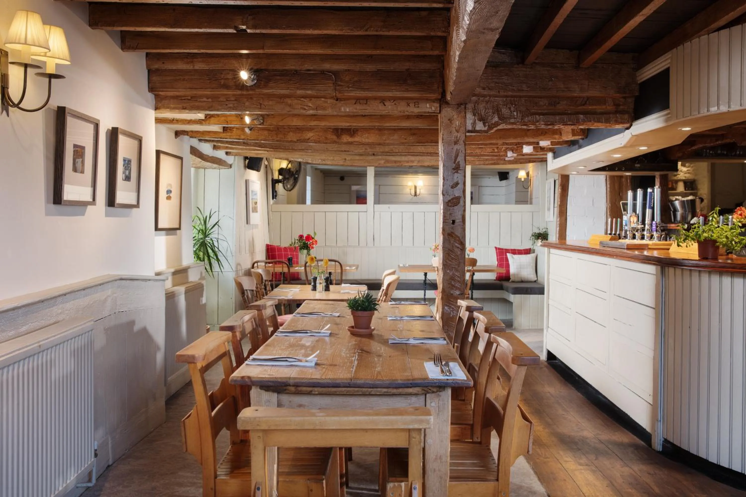 Restaurant/places to eat in The Plume of Feathers