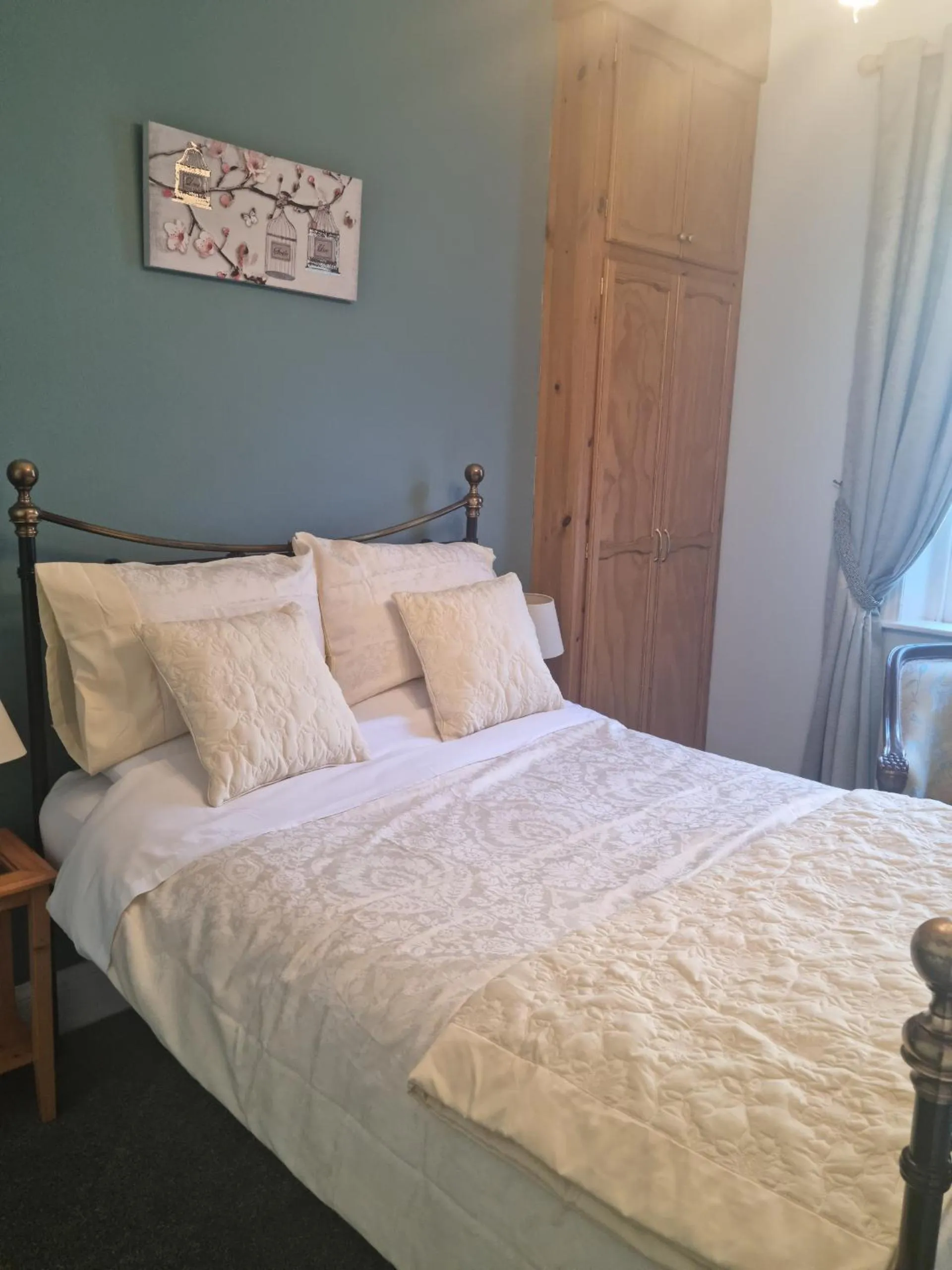 Bedroom, Bed in Mostyn House