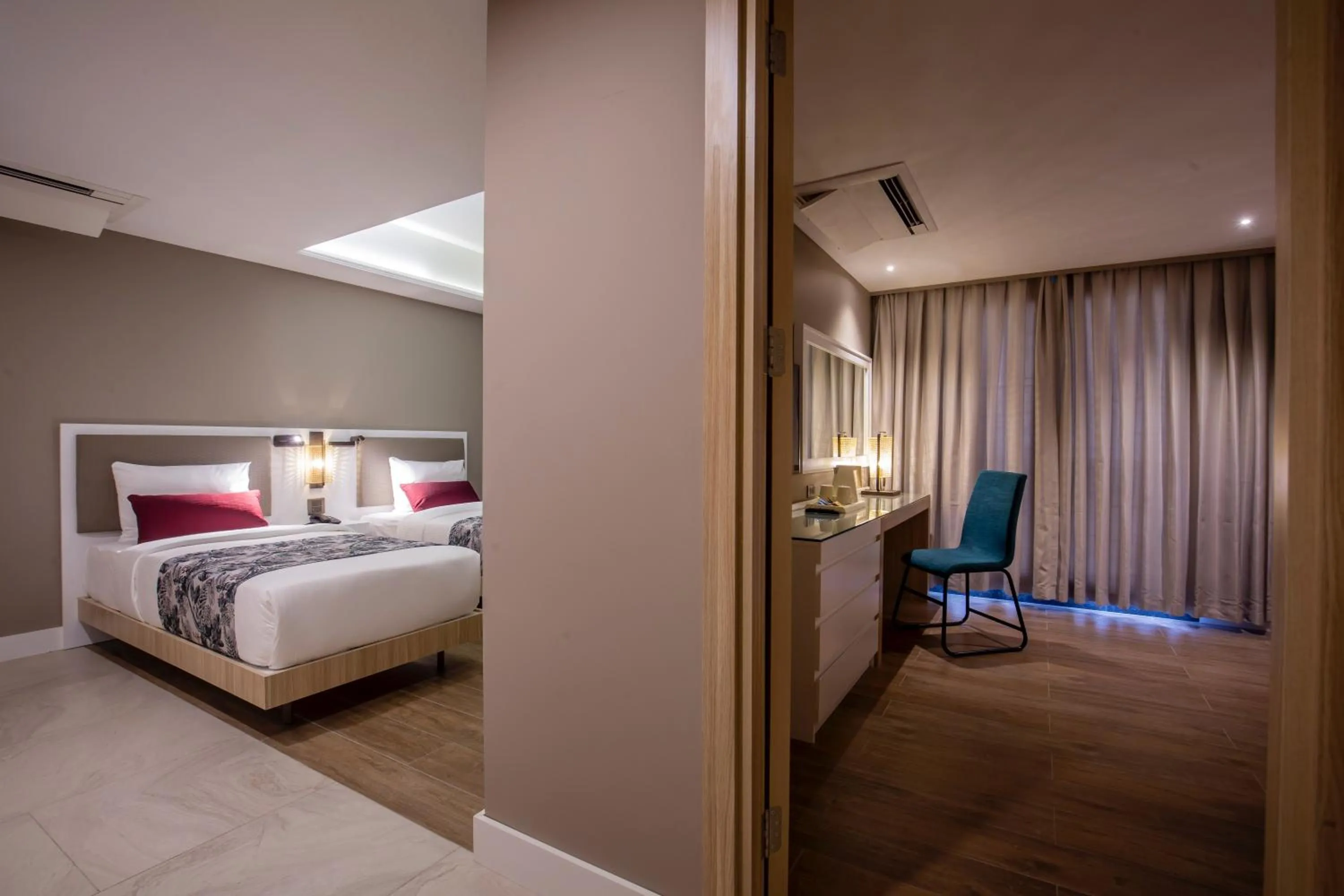 Photo of the whole room, Bed in WOOVO Phuket Patong - by Swandor