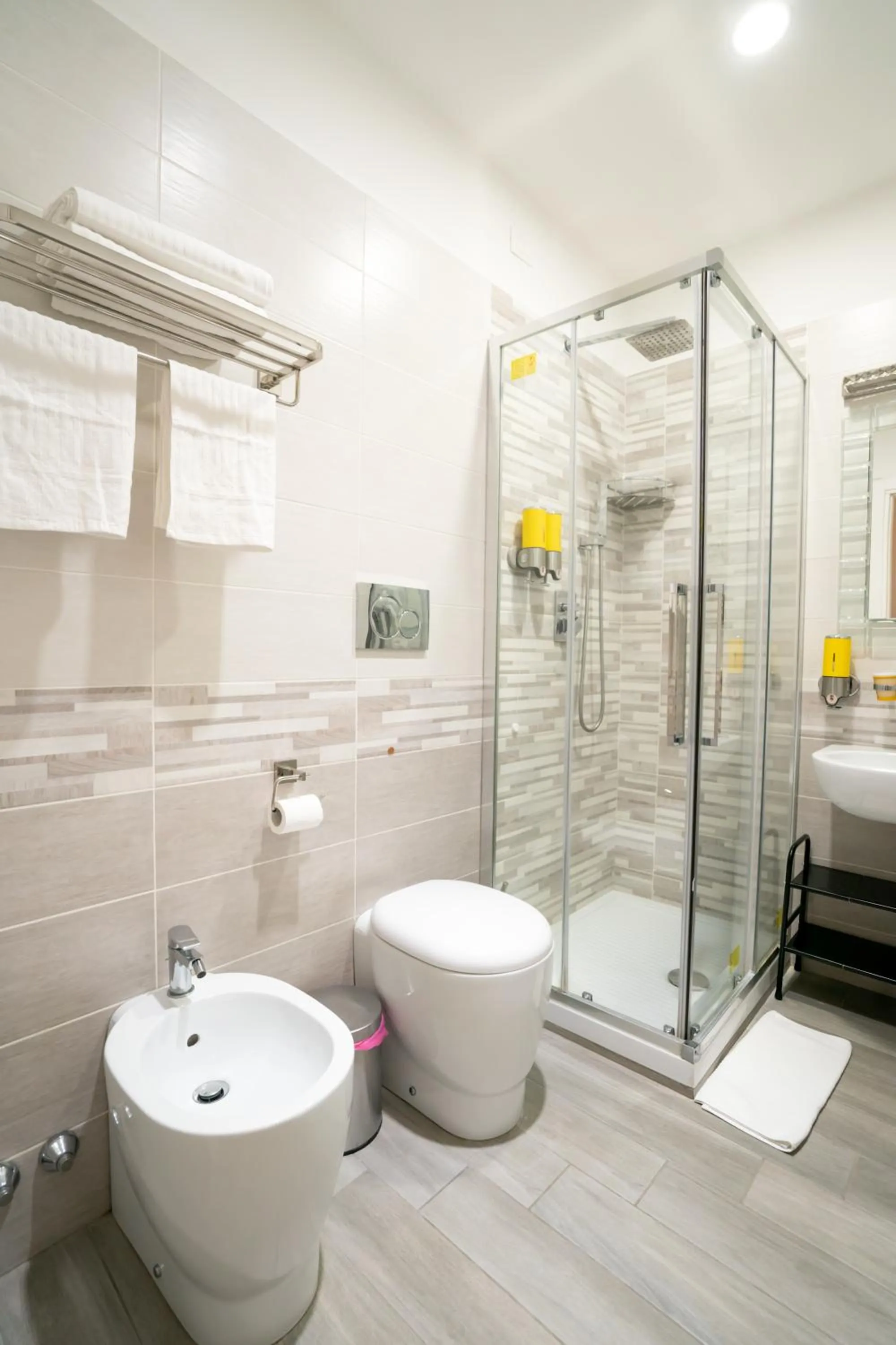 Shower in Archi di Roma Guest House