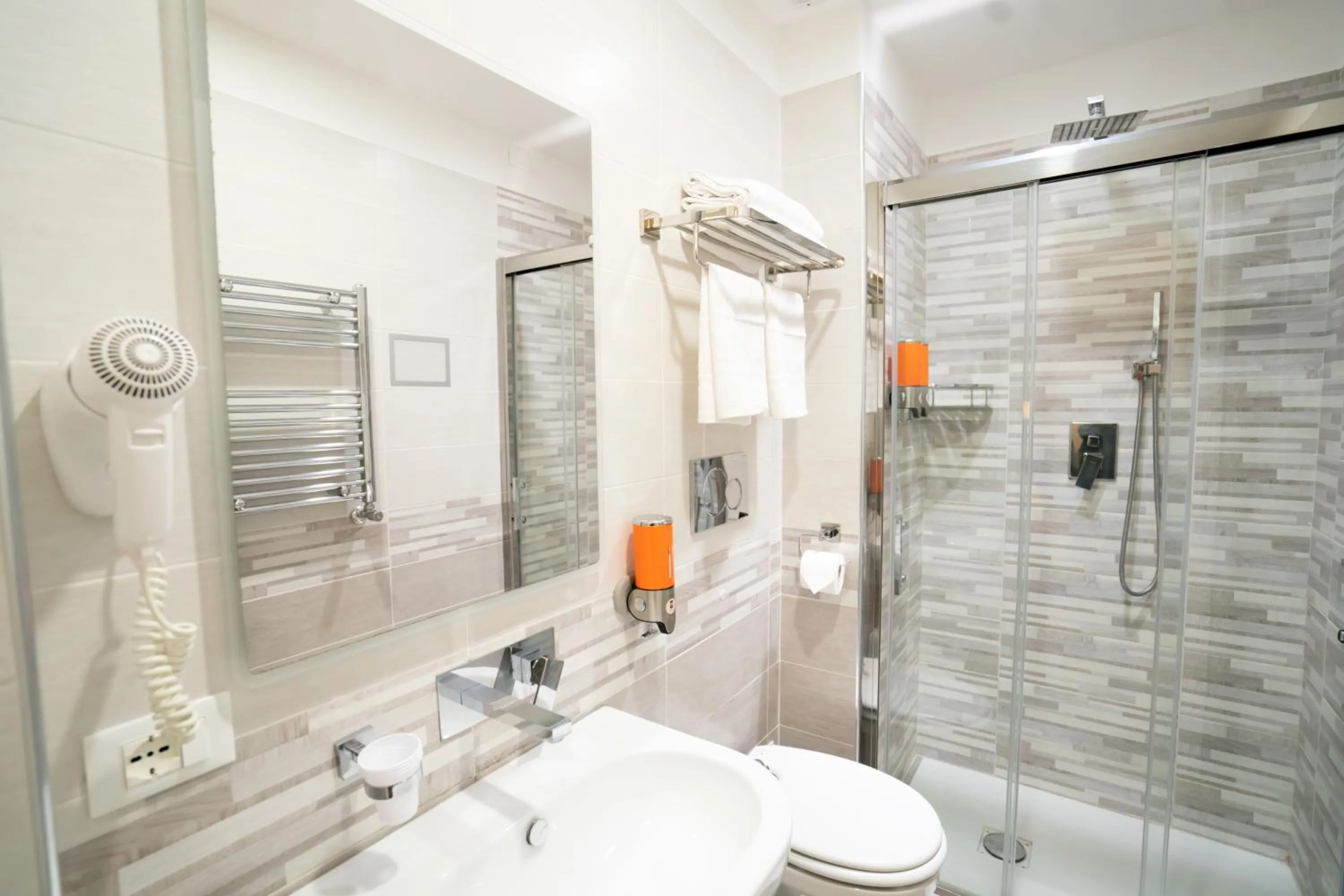 Shower in Archi di Roma Guest House