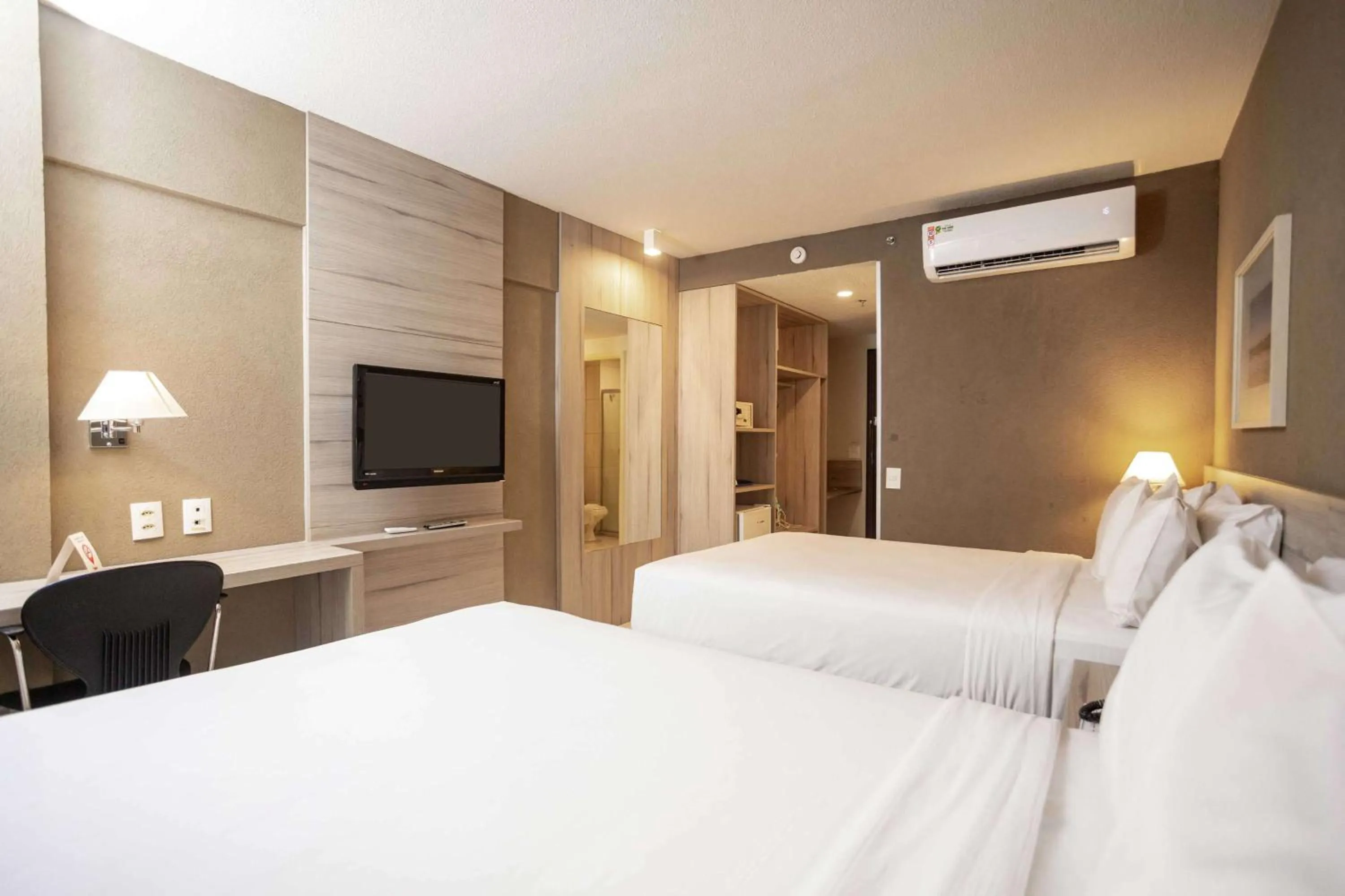 Bed in Holiday Inn Express Maceió, an IHG Hotel